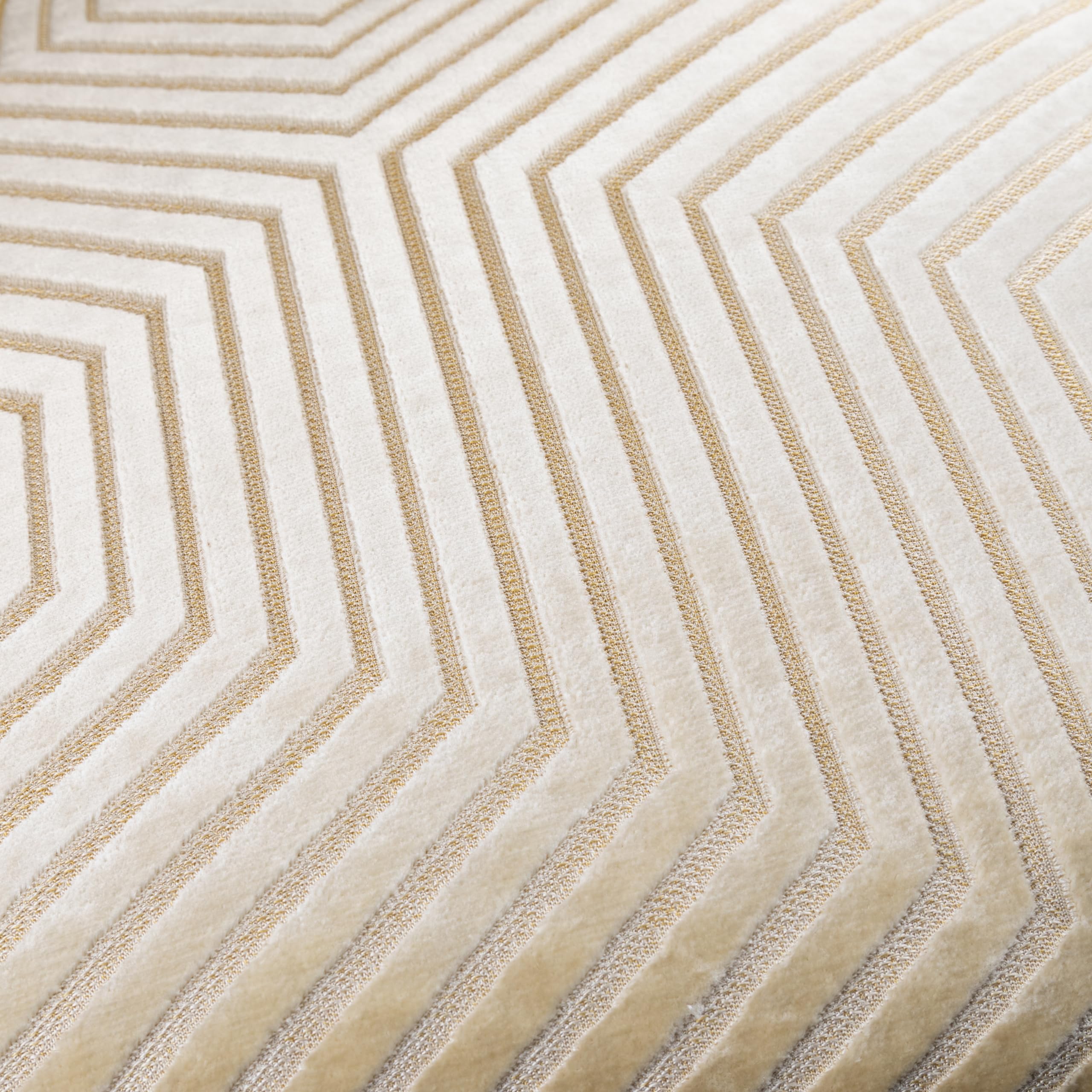Paoletti Evoke Kissen mit Samt-Federfüllung – Luxuriöses dekoratives quadratisches Kissen mit Chevron-Muster und Füllung (Elfenbein – 55x55cm)
