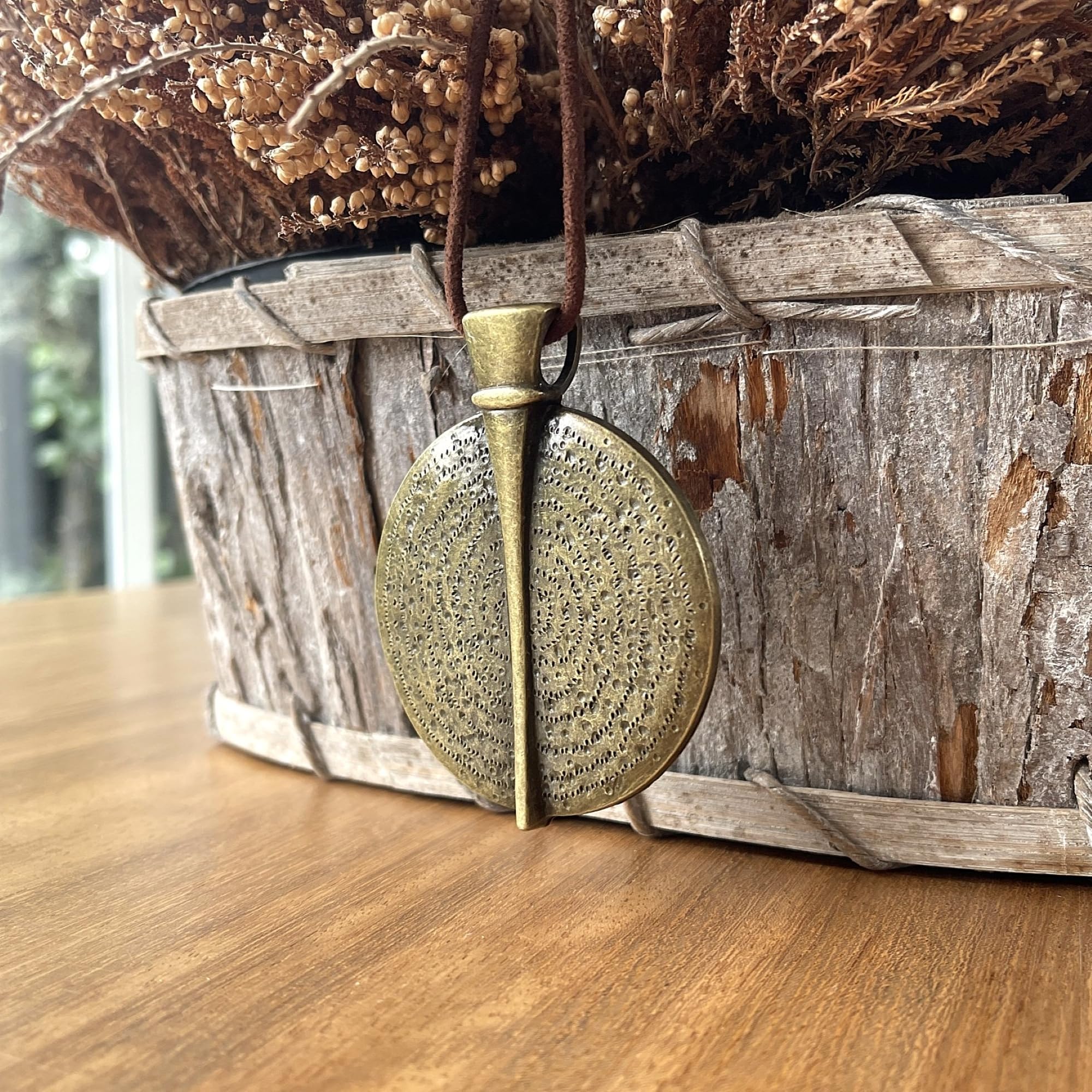 ASTER ALHELÍ Collana Donna Etnica Grande con Medaglione Finitura Bronzo e Cordino in Camoscio Marrone – Collana Lunga Regolabile Stile Boho – Gioielleria Artigianale Idea Regalo (Bronzo)