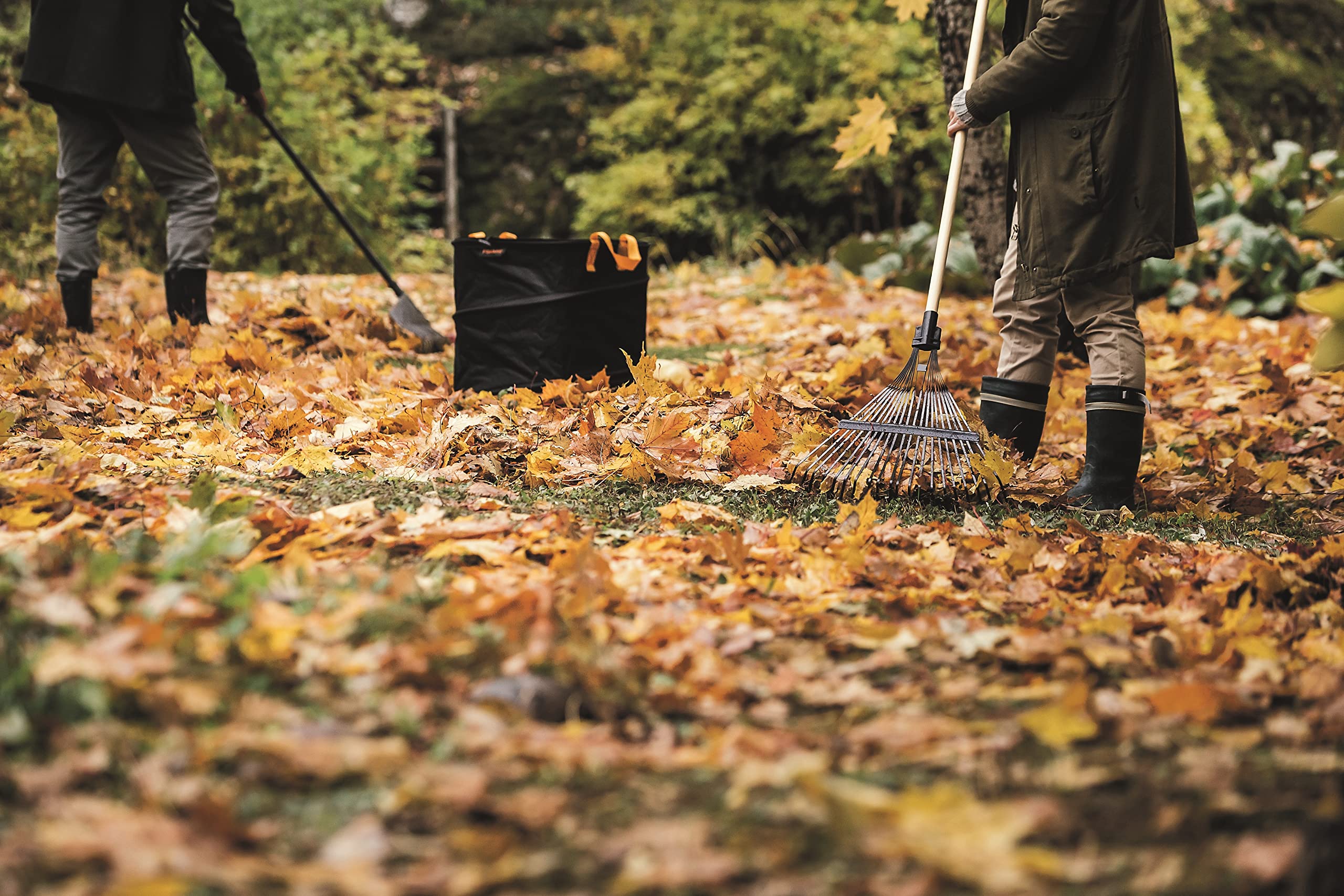 Fiskars Grande sacco da giardino PopUp con maniglie, Pieghevole per risparmiare spazio, Capacità: 219 L, Altezza: 70 cm, Larghezza: 56 cm, Nero/Arancione, Ergo, 1028373