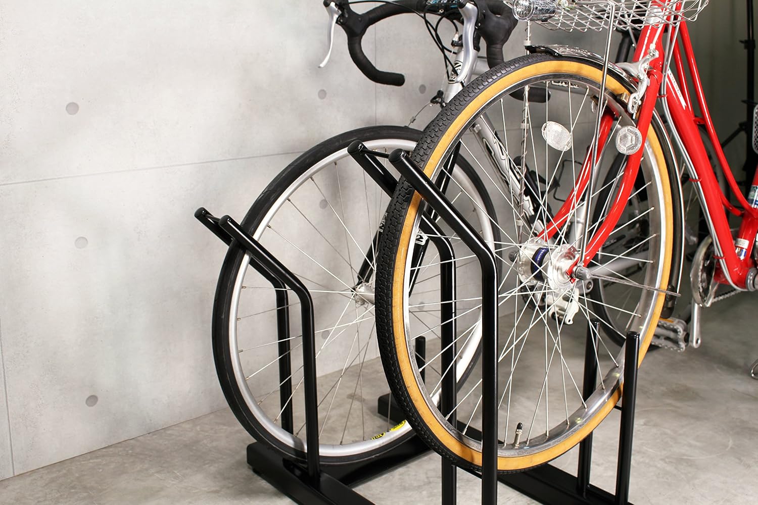 Amazon Co Jp 日本燕三条製 工事不要 スタンドいらずの横風に強い頑丈自転車ラック 2台用 自転車ラック 自転車スタンド 倒れない Youtubeで比較検証あり Ex1 02 遠藤ワークス Diy 工具 ガーデン