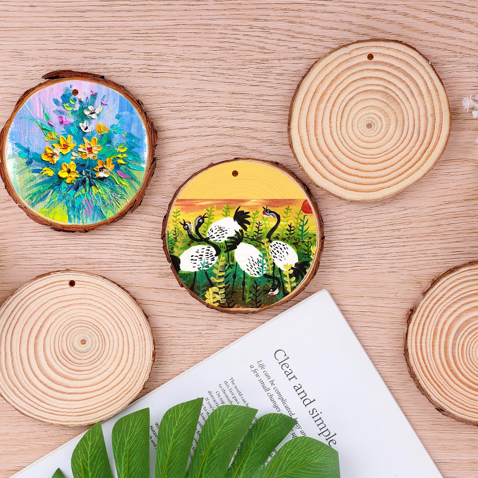 Paquete de 100 rodajas de madera para manualidades, 2.4-2.8 pulgadas de madera natural sin terminar con corteza de árbol. Círculos de madera preperforados con agujero y cuerda de 20 m para decoración