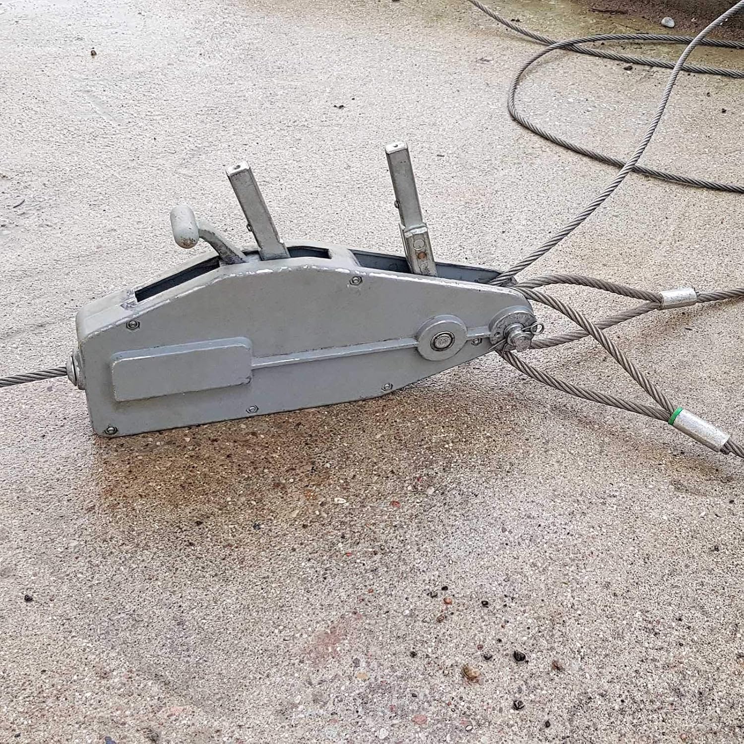 Wiltec Manual Winch pulling a load