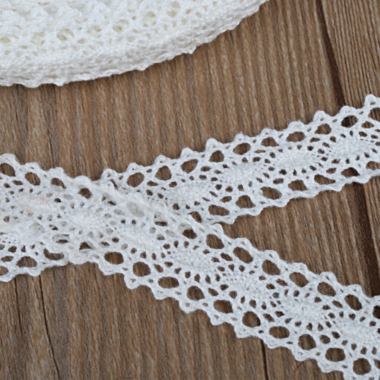 ARRANGE - Blusa Bianca In Voile Di Cotone Con Finiture In Pizzo E Laccetti Frontali | ASOS