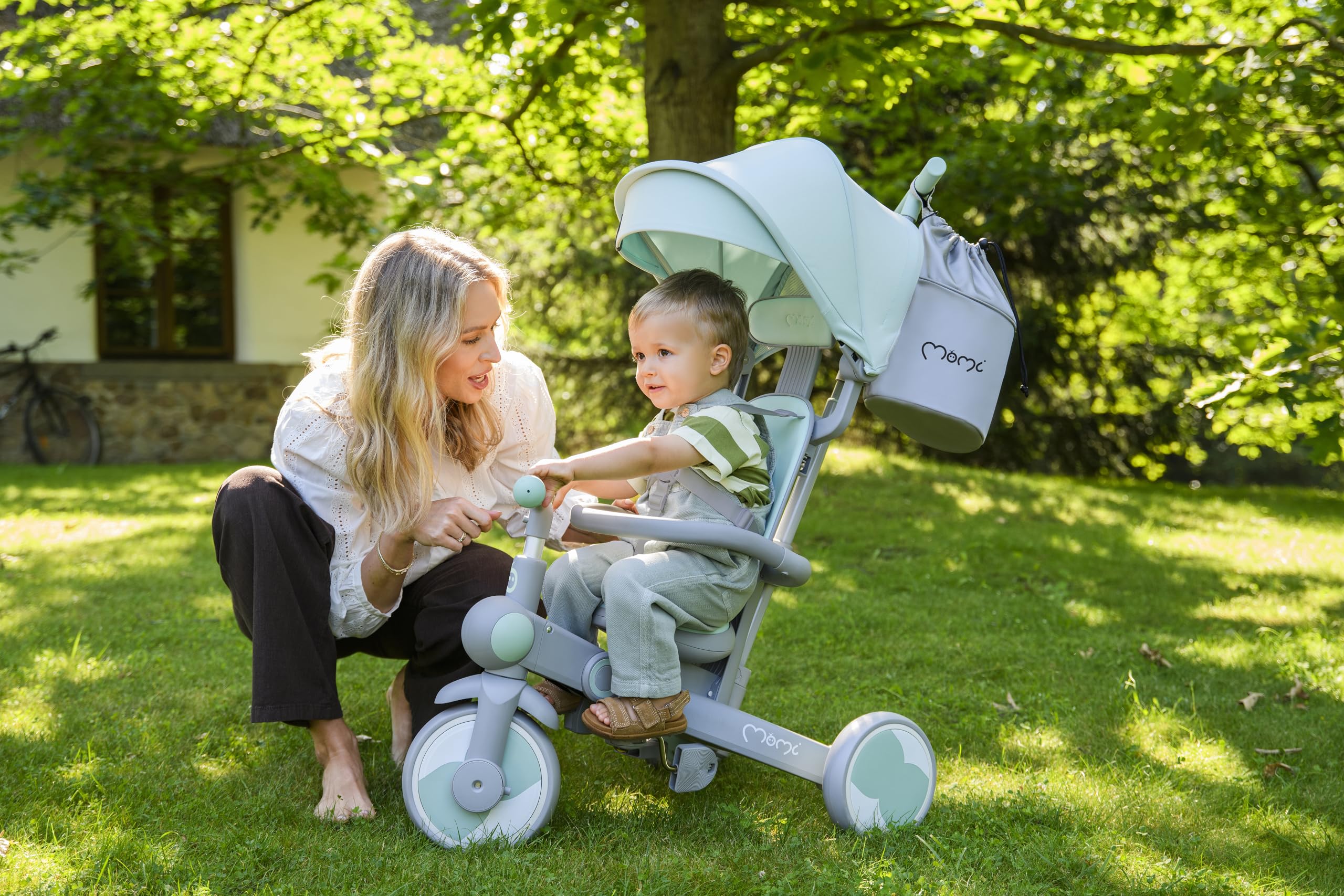 Triciclo per bambini MoMi 4in1 SOLIVIA con manubrio telescopico, cinture di sicurezza a 5 punti, per bambini a partire da 12 mesi, con capottina parasole, ruote in PU, borsa e portabicchiere