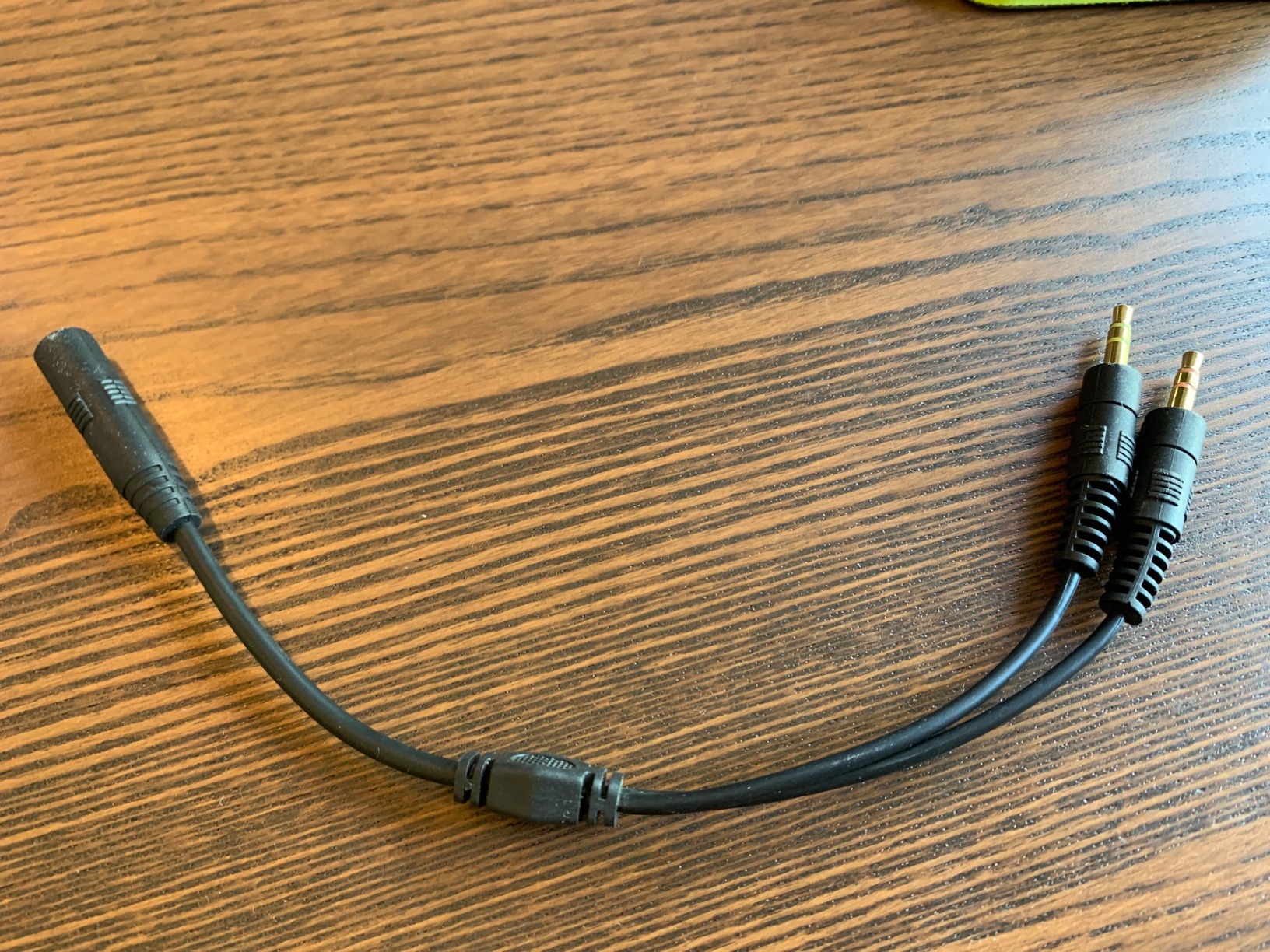 Y-adapter (female 4-pole 3.5mm to dual male 3-pole) is not working.