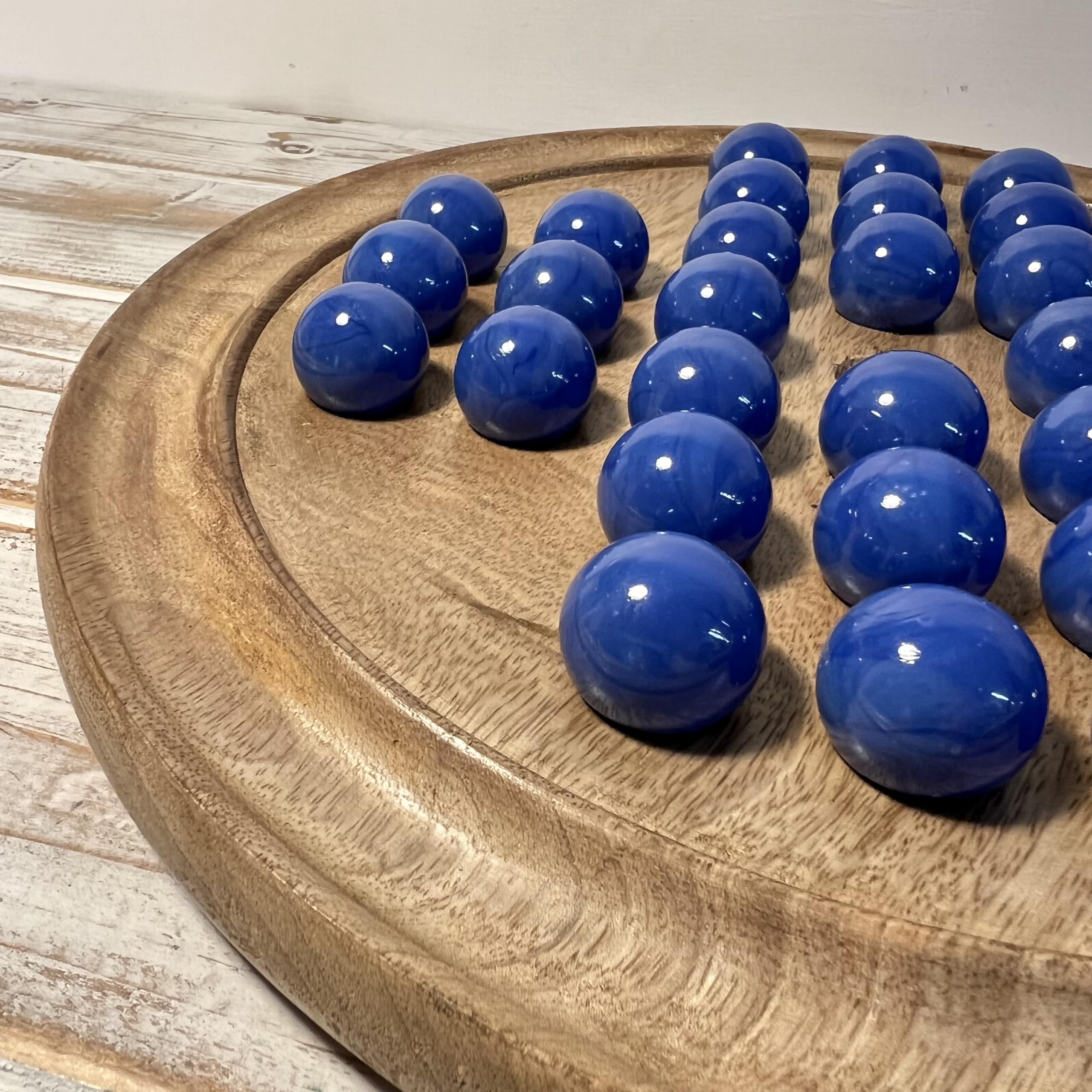 Jeu de société Mango en bois marron clair de 30 cm de diamètre avec billes en verre bleu opale | | jeu classique de solitaire en bois | jeu de société de stratégie | jeu de société familial | jeux
