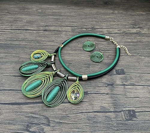 Vista 7 de Collar grueso de joyería africana para mujer, diseño tribal de moda, juego de aretes de disfraz único de diamantes de imitación de cristal dorado