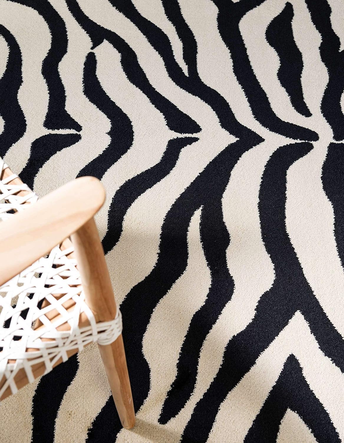Unique Loom Wildlife Collection Area Rug - Okapi (6' 1" x 9' Rectangle Cream/Black)