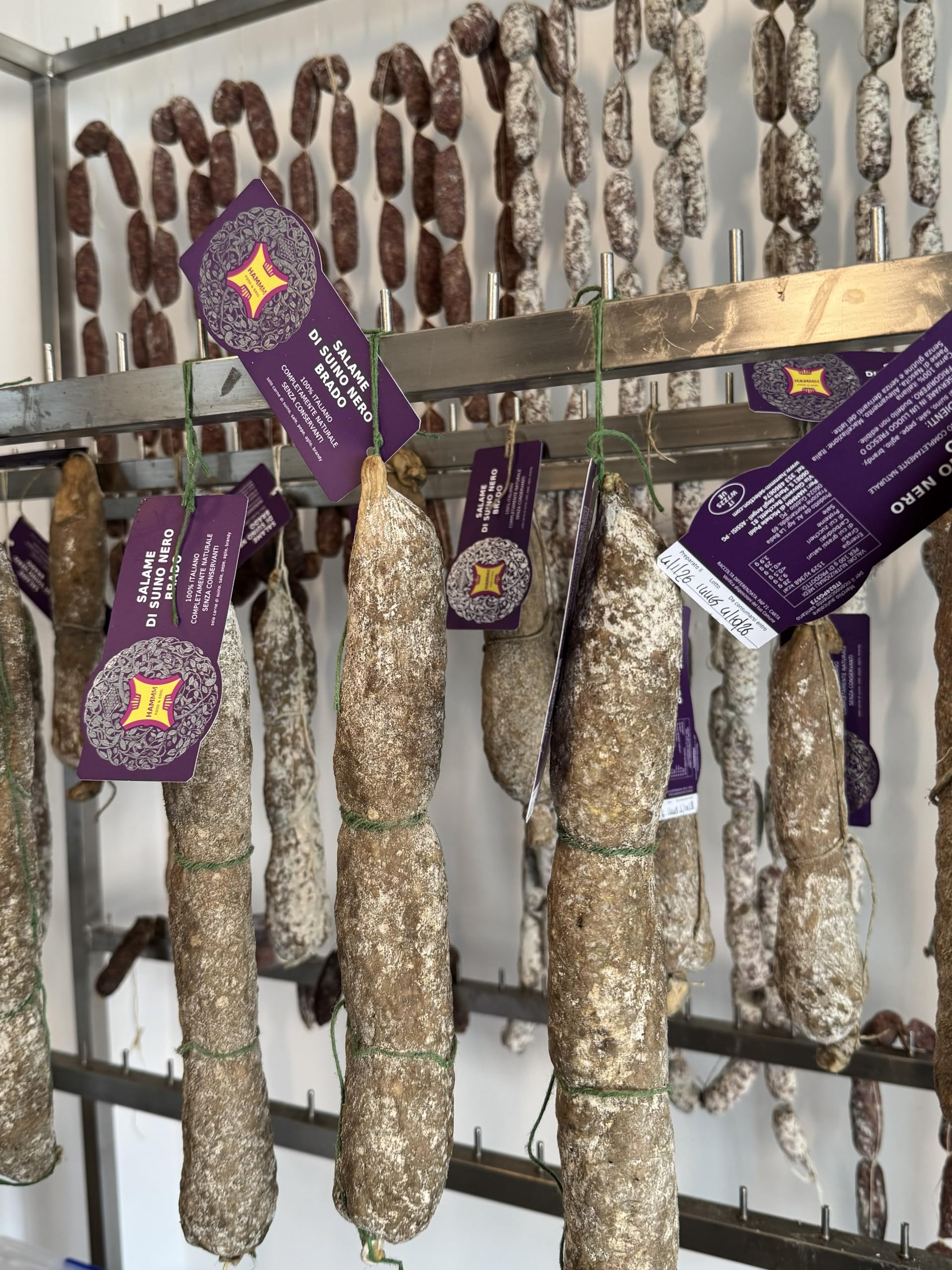 Salame al Tartufo Italiano – Salume Artigianale Umbro di Suino Nero Brado, Stagionato Lentamente, Senza Conservanti – Specialità Made in Italy per Taglieri, Aperitivi e Regali Gastronomici – 400 g