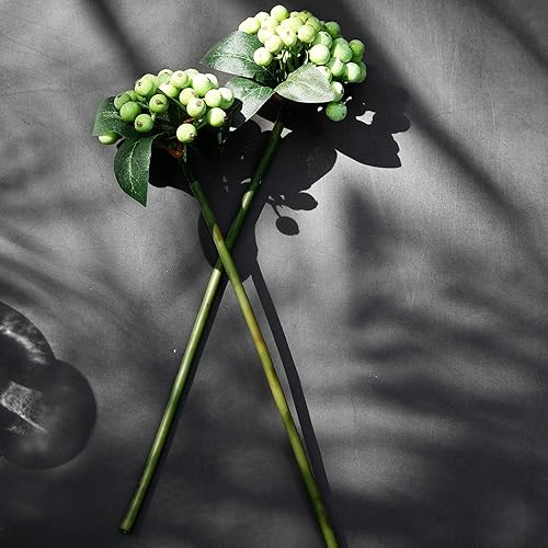 Miniatura 7 de FiveSeasonStuff Decoración de bayas de acebo artificiales con tallos suaves y flexibles para jarrones, ramos y arreglos florales, 4 tallos de bayas