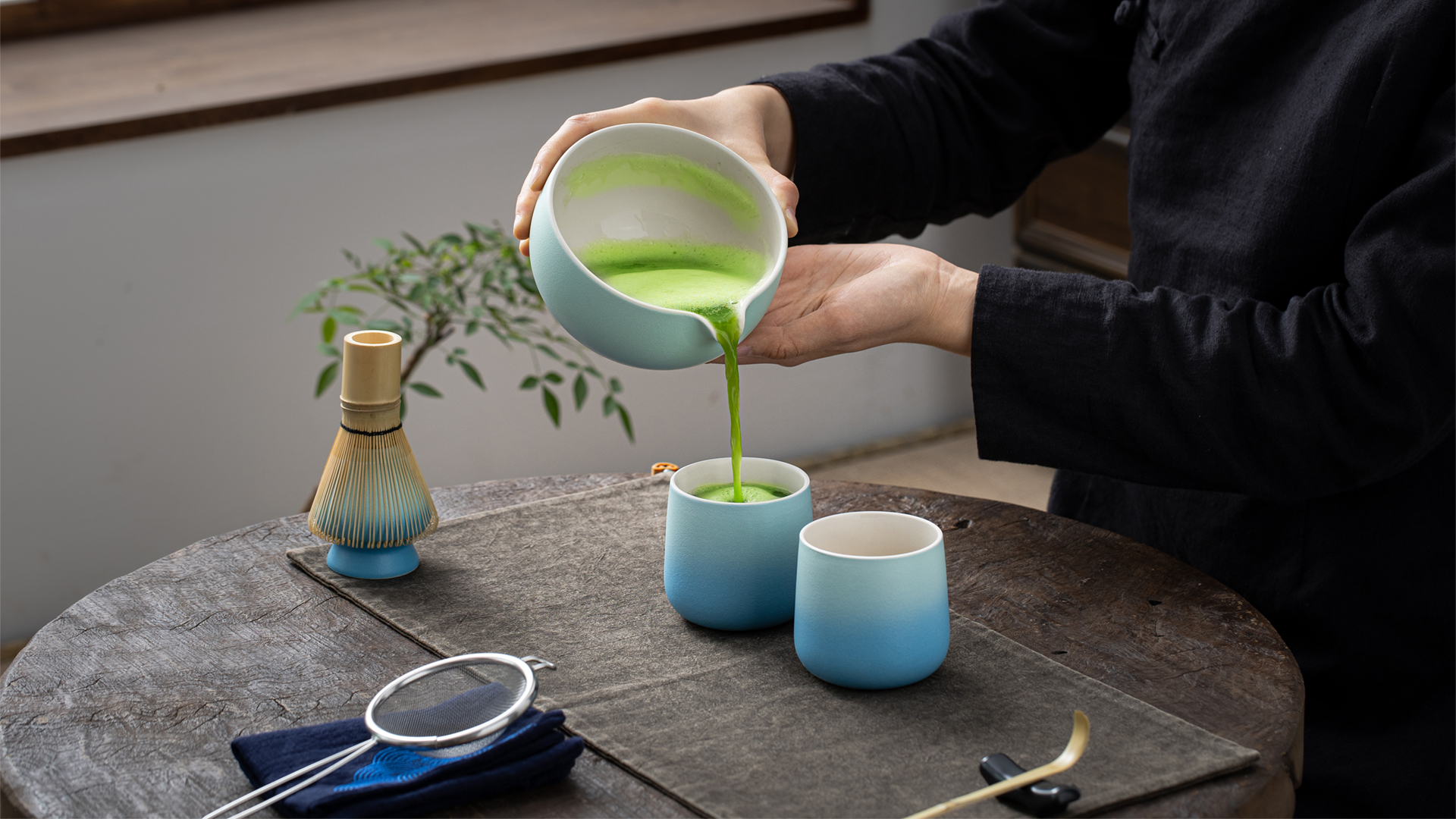 Kit Per Tè Matcha Set Da Tè Matcha Giapponese 7 Pezzi - Ciotola Con Beccuccio, Frusta Bambù (Chasen), Pala (Chashaku), Colino, Grigio Scuro Set Cerimoniale Tè Verde Matcha