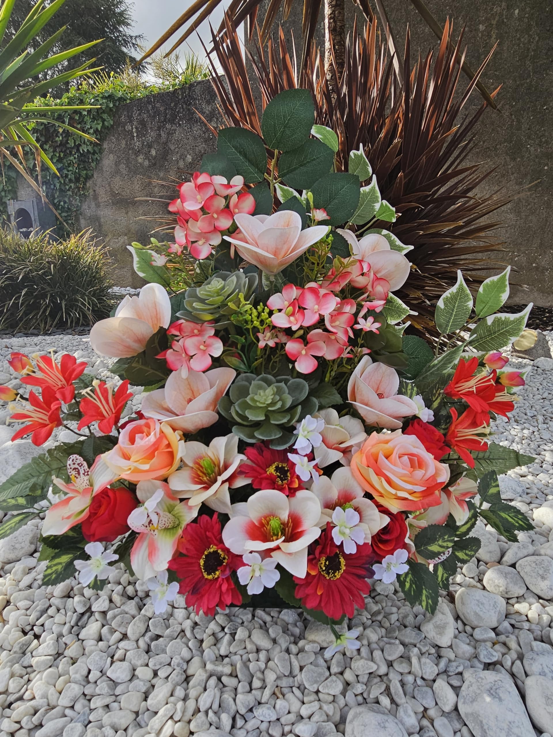 Composition De Fleurs Artificielles. Réalisé par Nos Soins, Fleurs De Qualité. Haut 47cm.