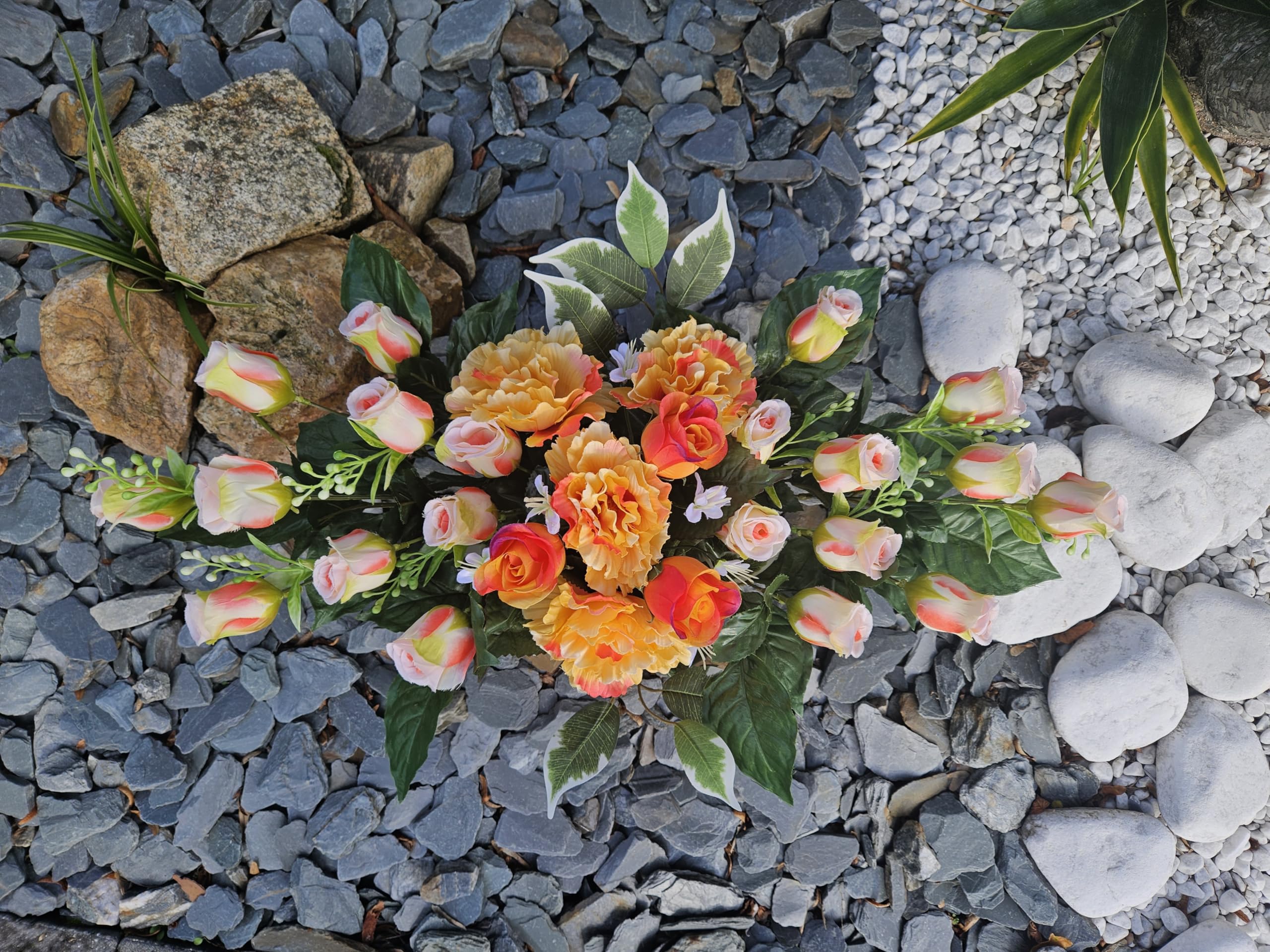 Composition de Fleurs Artificielles Lesté Ciment pour Une Parfaite Tenue à L' extérieur. Réalisé par nos Soins, Fleurs de Qualité.