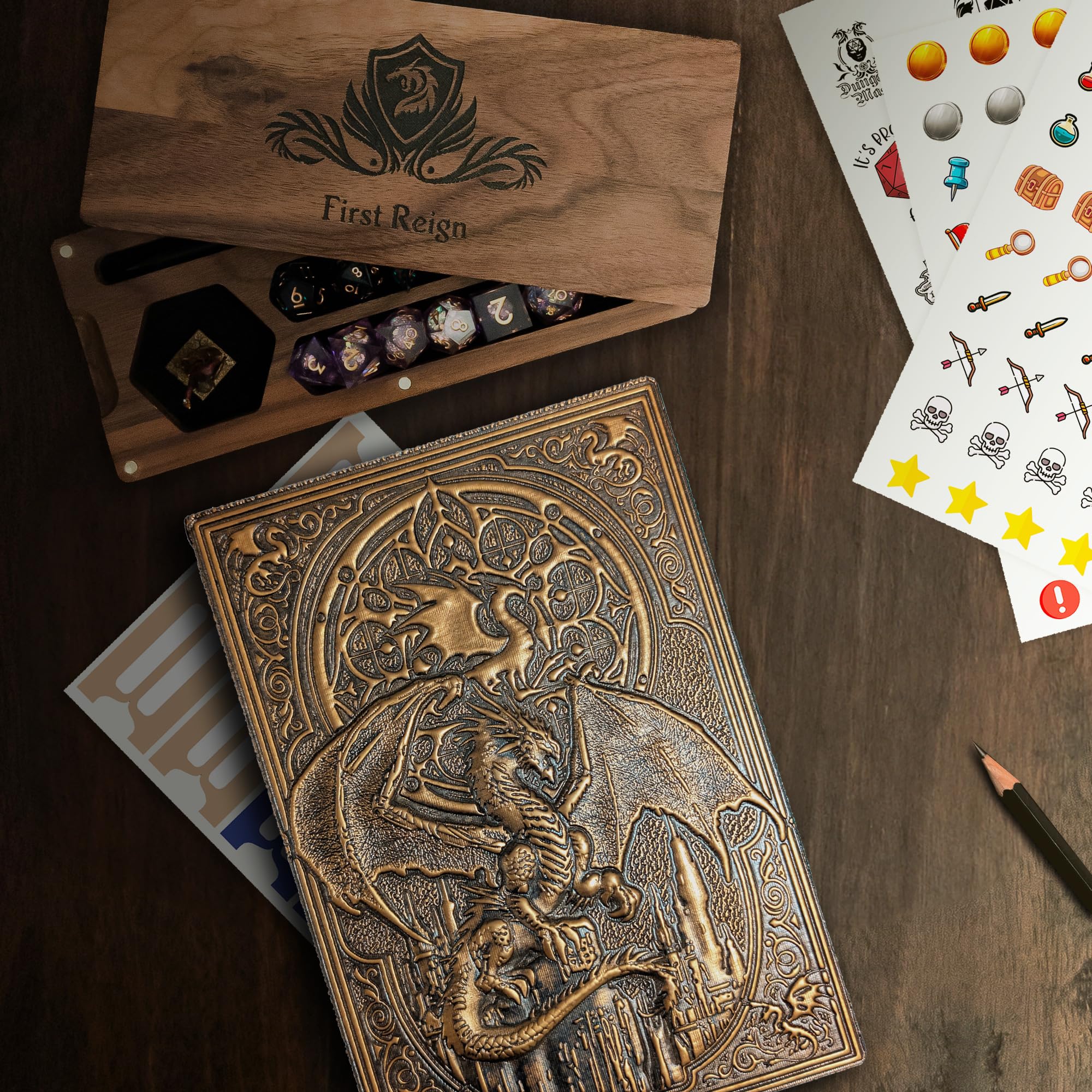 DnD Journal | Taccuino di D&D con copertina rigida in rilievo con drago 3D | Diario dei personaggi DnD e tracker della campagna | 150+ adesivi DnD inclusi | Fogli di personaggi D&D | Regali DND,