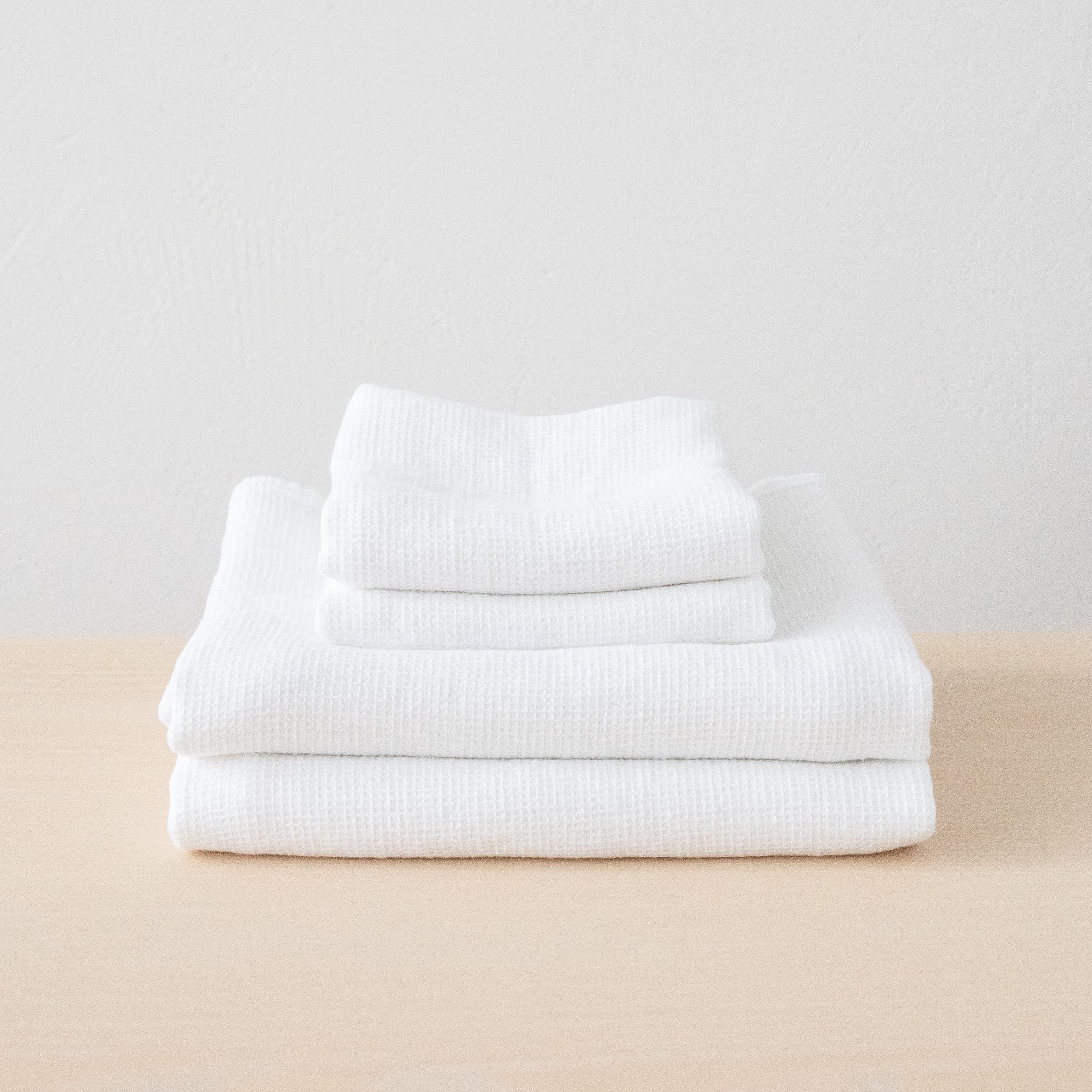 LinenMe Washed Waffle Conjunto DE Toallas Blanco Optico, Toallas Grandes x2 y Toallas de Mano x2, Hecho en Europa, Toalla de baño, Ropa de Cama Europea, Lavable a máquina, súper Absorbente