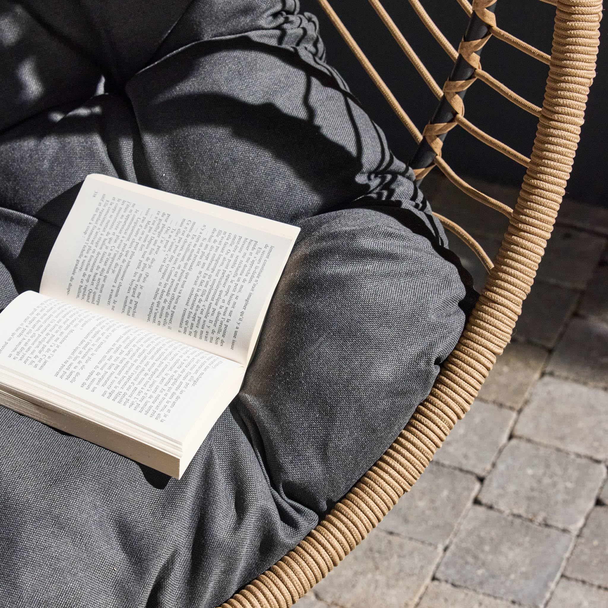 sweeek - Oeuf Suspendu Acier Polyester Cassis Beige et Noir. 96 x 95 x 200 cm
