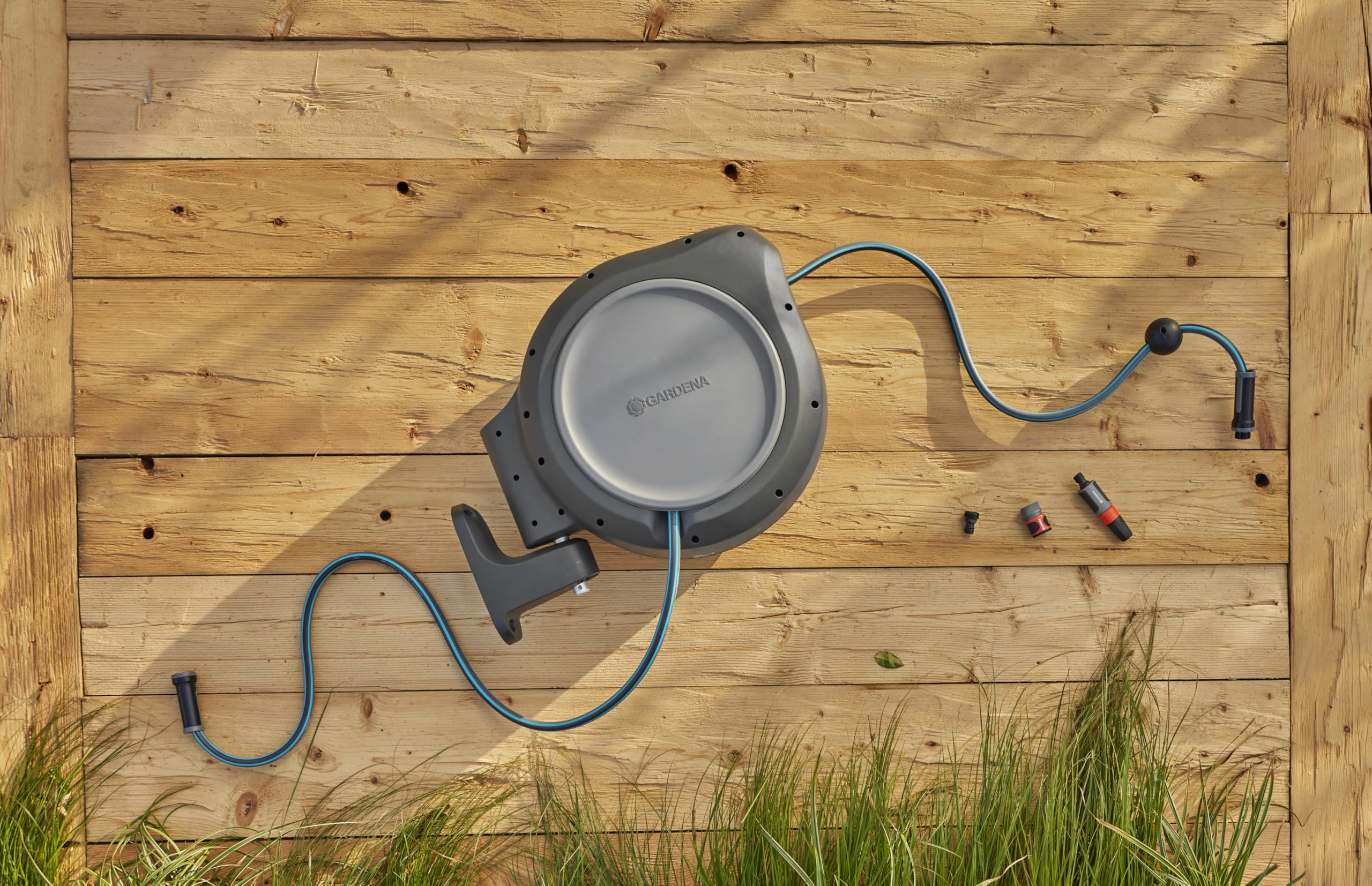 GARDENA Enrouleur de tuyau d'arrosage rétractable à montage mural, verrouillage à n'importe quelle longueur, pivote à 180 degrés, ingénierie allemande de précision, garantie 5 ans. Solution de
