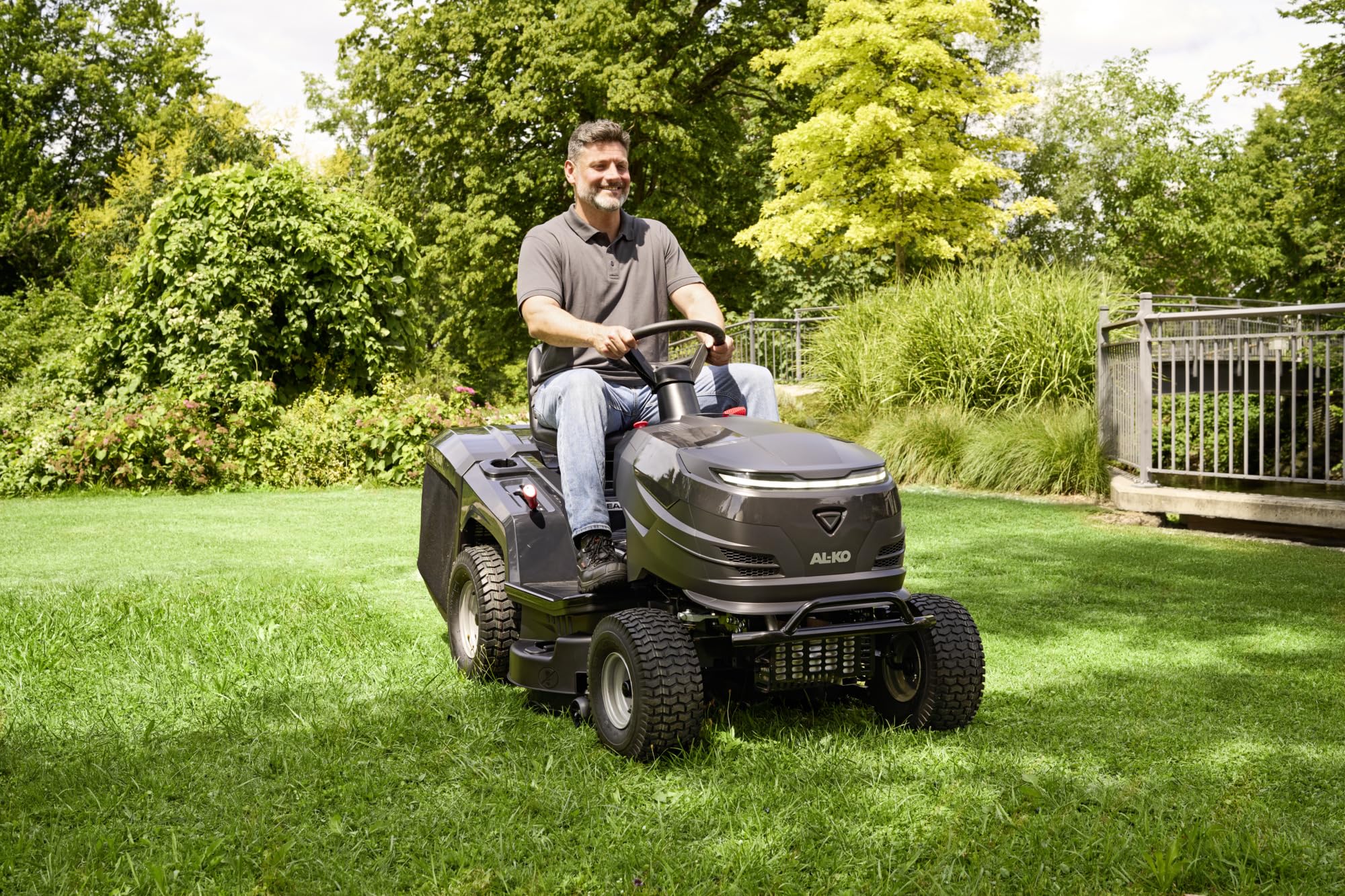 AL-KO Benzin-Rasentraktor Comfort 14-86.6 HD-A, 8.8 kW Motorleistung, 86 cm Schnittbreite, Heckauswurf mit Fangbox 250 L, für Rasenflächen bis 3500 m²
