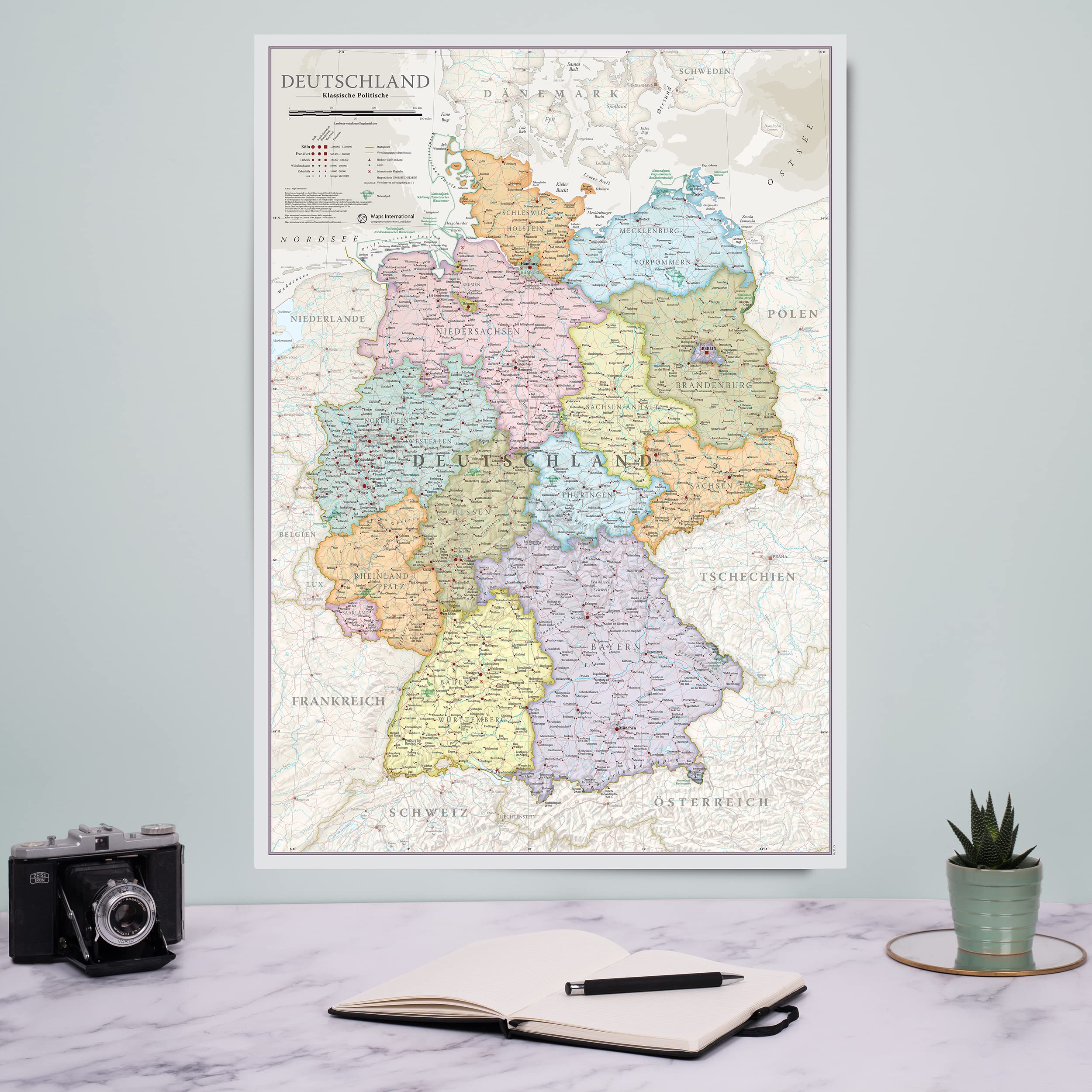 Politische Landkarte Deutschland 2025 - Deutschlandkarte Wandposter - Maps International - Kartografisches Detail 16 deutschen Bundesländer sind farblich voneinander abgegrenzt - 42 x 59 cm