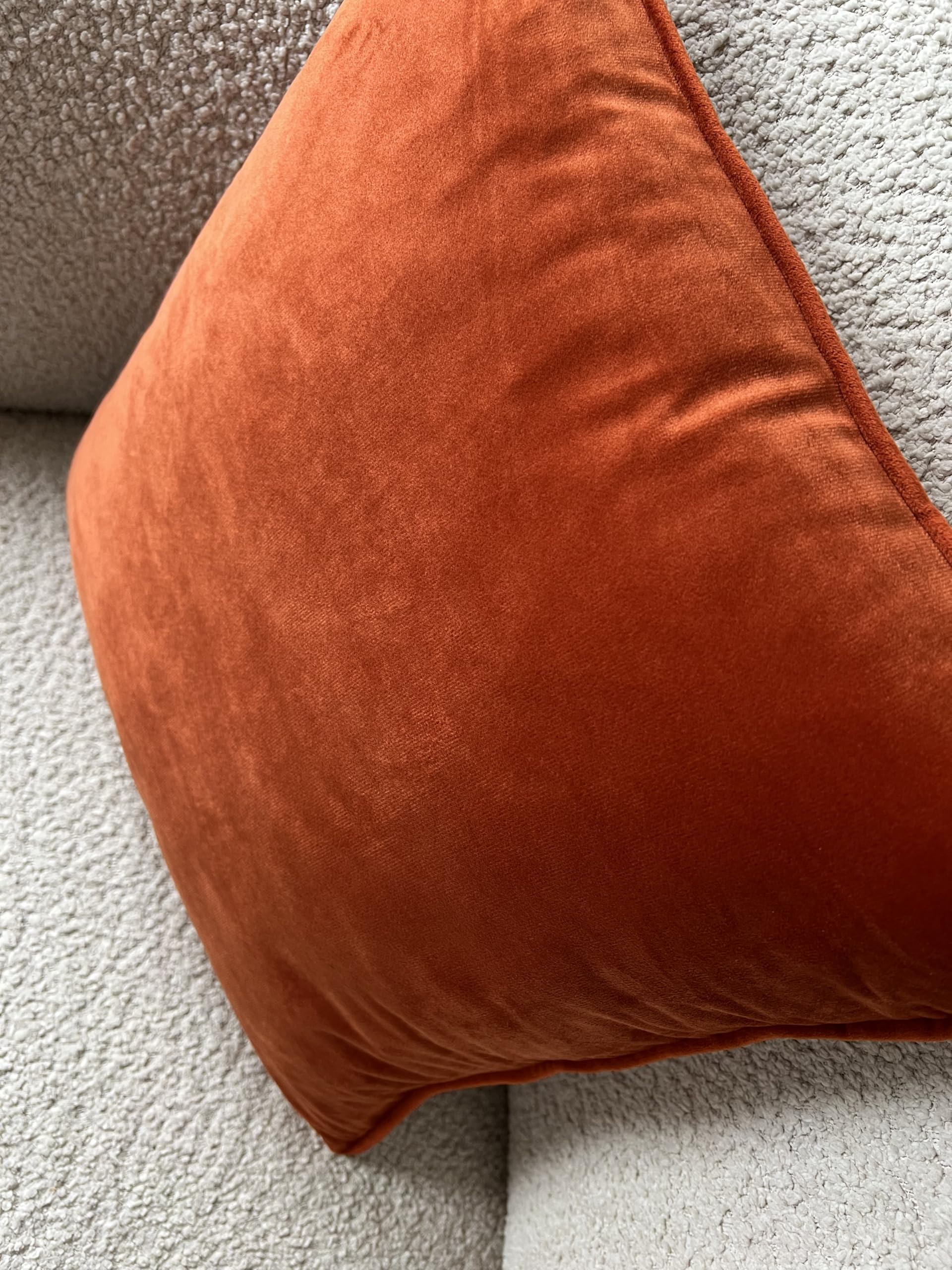Cojín térmico incluido Warmpi® Powerbank - Velvet Cognac/Copper - La almohadilla decorativa calentada funciona de forma inalámbrica, pero también a través de una toma de corriente o USB
