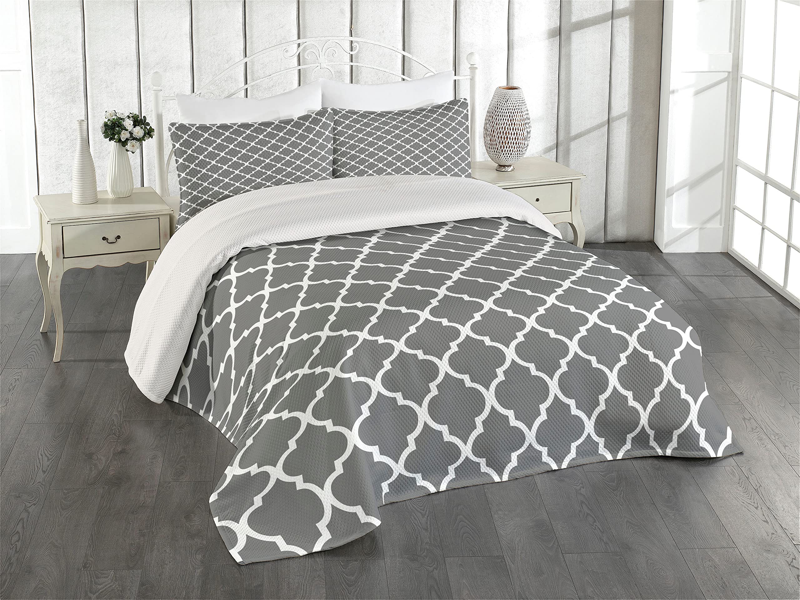 Ambesonne Grey Coverlet, Quatrefoil Pattern Barbed Design Geometric Leaf Print Lattice Country Life Inspired, 3 Piece Decorative Quilted Bedspread Set with 2 Pillow Shams, Queen Size, Grey White