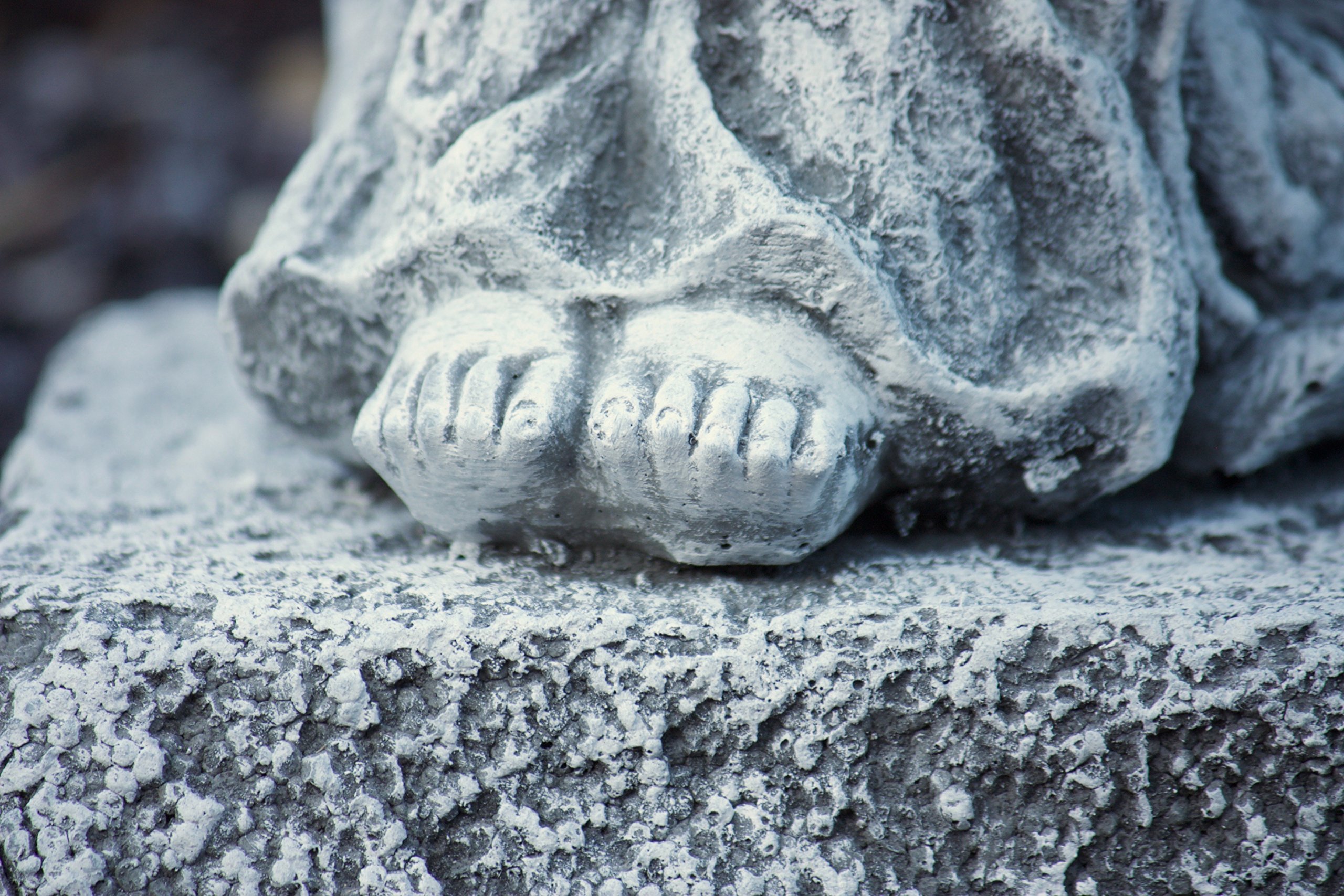 stoneandstyle Steinfigur Engel auf Fels sitzend, massiver Steinguss, Frost- und wetterfest bis -30°C