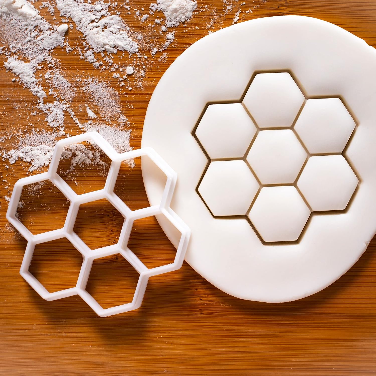 Set of 2 Realistic Honey Bee cookie cutters (Designs: Honeycomb and Realistic Bee), 2 pieces - Bakerlogy