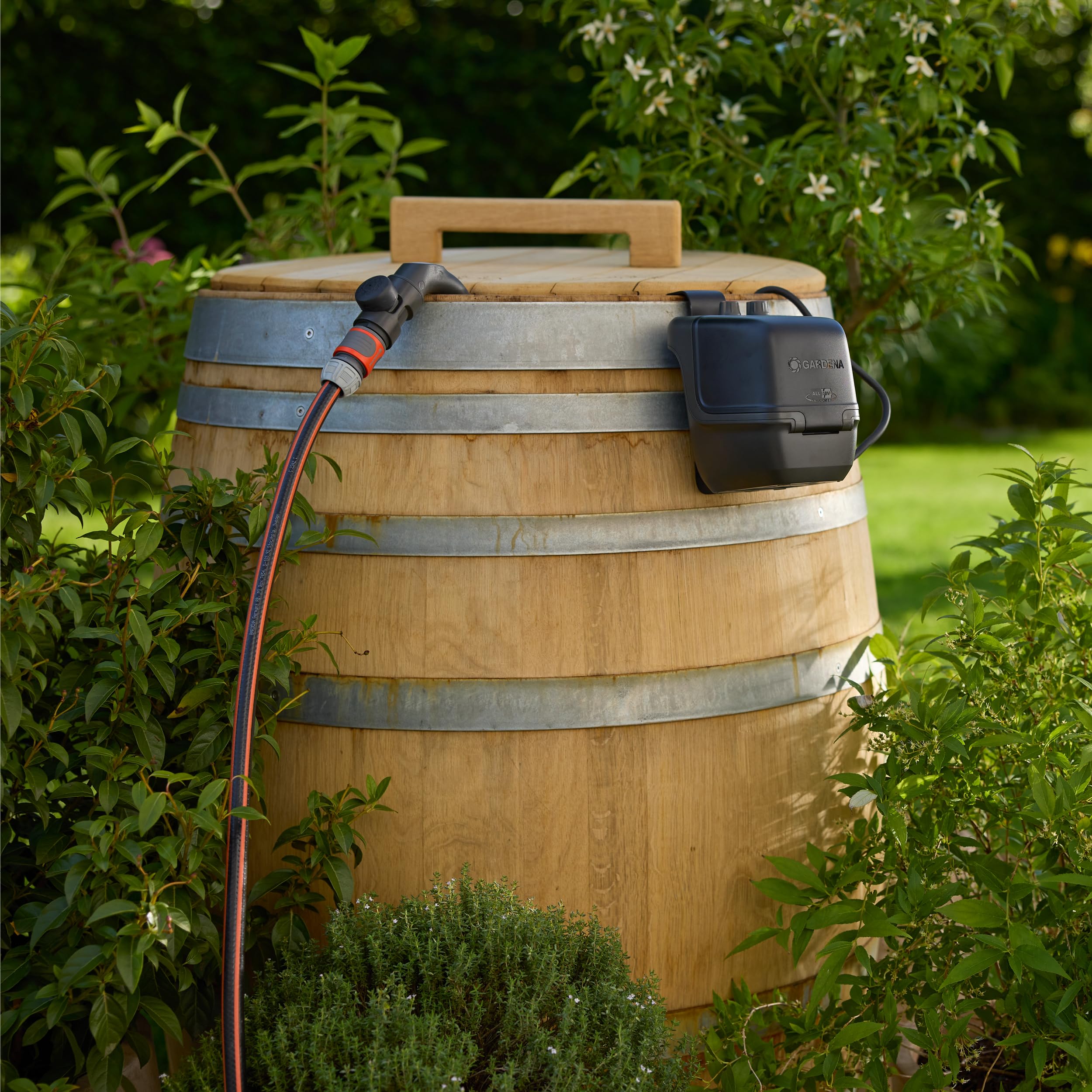 Gardena Pompa Per Cisterna A Batteria 2400 Comfort Automatic 18V P4A Solo: Pompa per acqua automatica, Programmazione dell'irrigazione, Funzione timer, Pressione costante, Senza fili (14605-55)