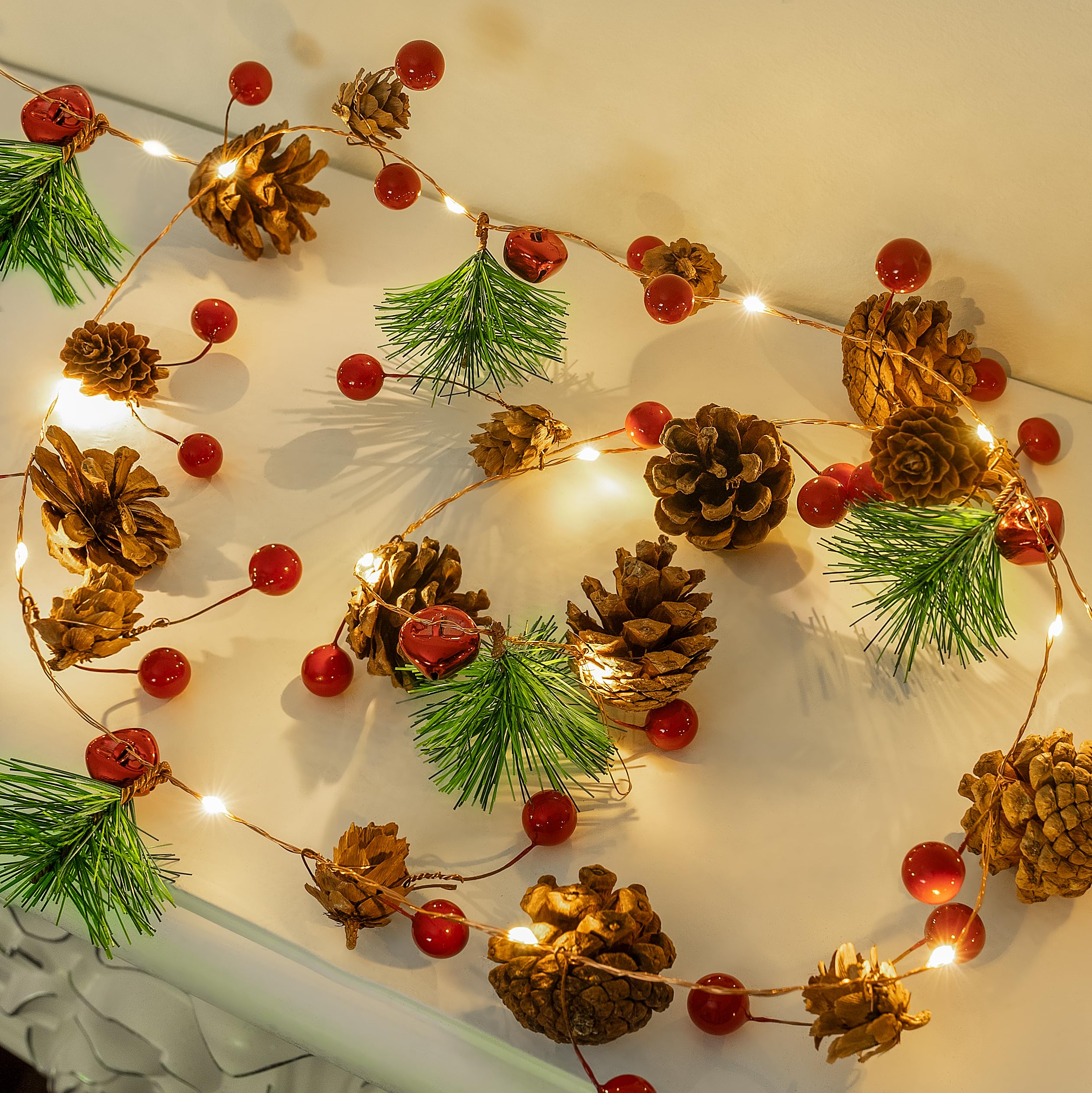 ZeMu Christmas Garland with Lights, 6.56FT 20 LED Christmas Lights with Pine Cone Fairy Lights Battery Operated, Wreath Light Up Christmas Decorations Indoor Outdoor Christmas Tree Decorations