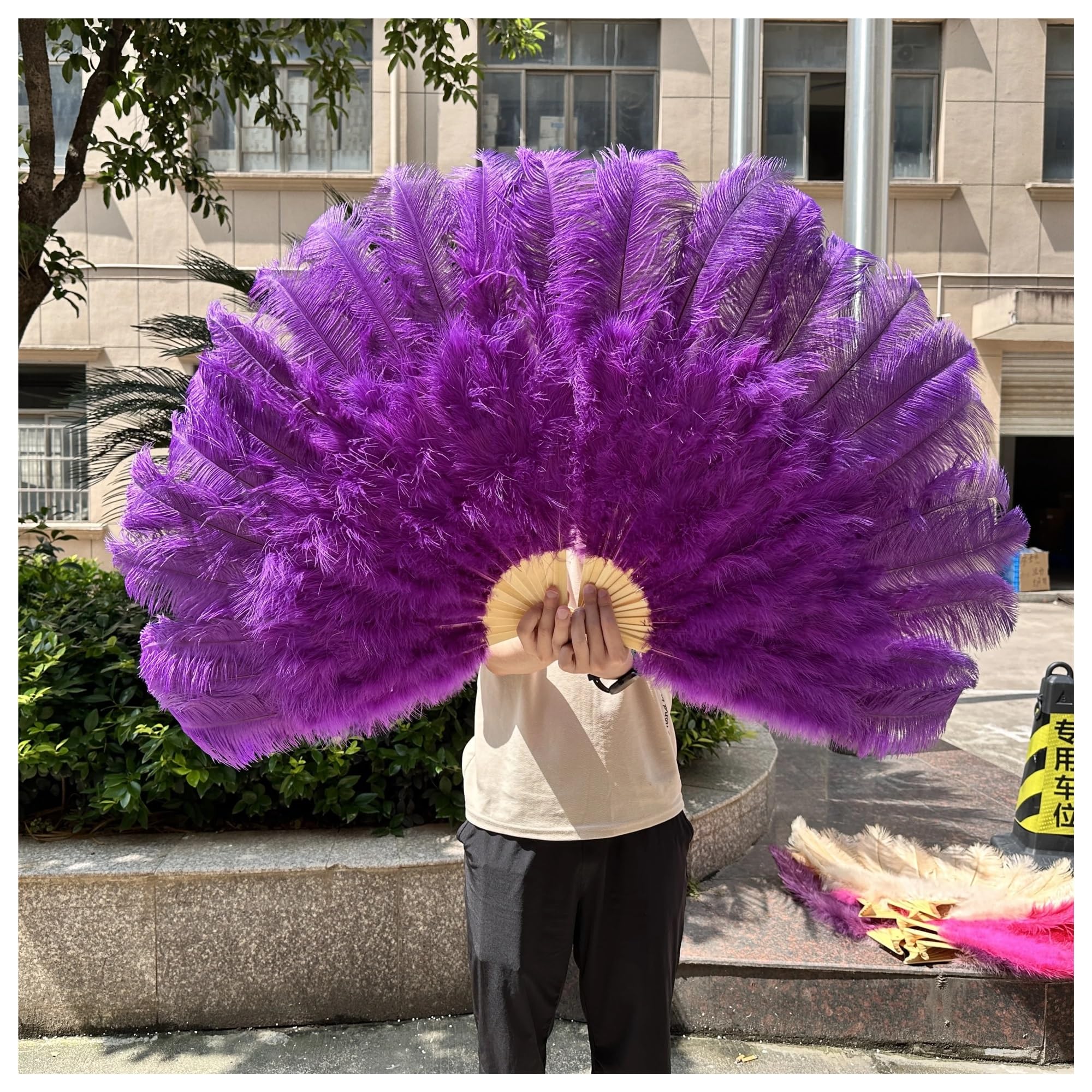 Abanico de plumas morado de 100cm ideal para novias fiestas y bailes de disfraces