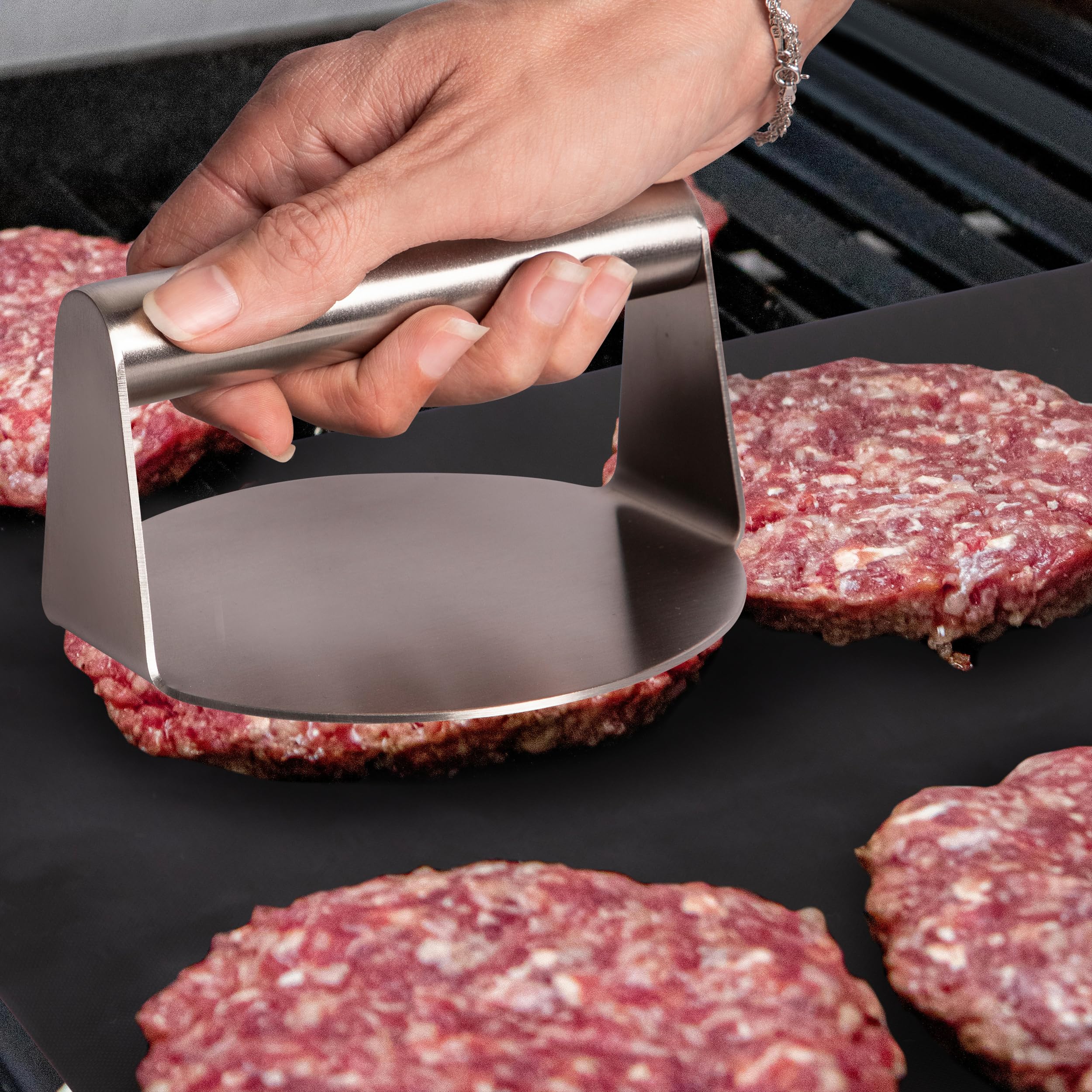 ONVAYA® Burger Set ǀ 8 Teile inkl. Edelstahl Burgerglocke und Smash Burgerpresse ǀ Smash-Burger-Set mit Grillmatte, Wender und Schmelzglocke ǀ Burger Smasher ǀ Grillglocke