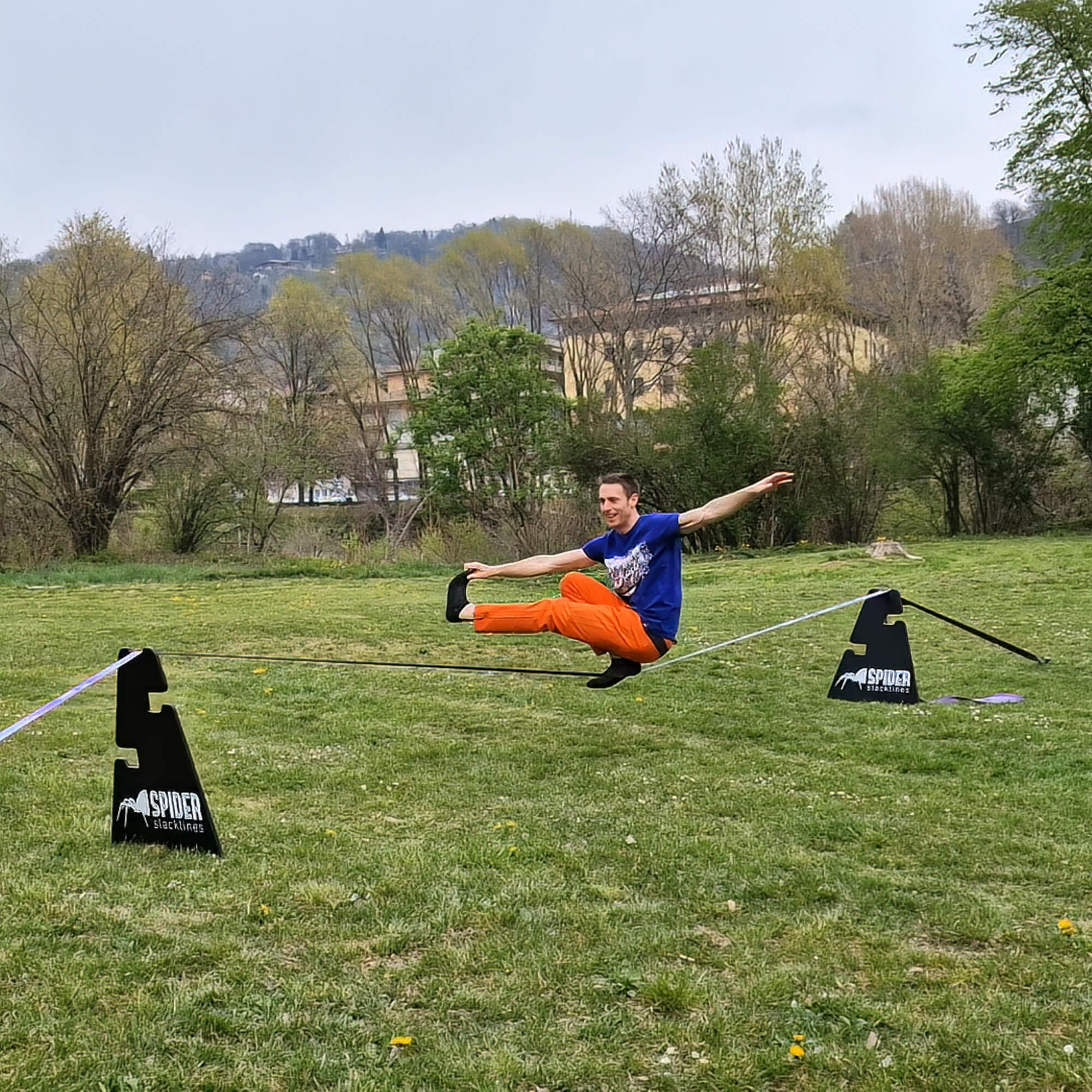 Kit d'extérieur personnalisé Slackline pour débutants - pour Utilisation sans Arbres - Comprend : 1 Ligne, 2 tréteaux, 2 plaques, 4 Clous et Manuel - Kit de 20 mètres