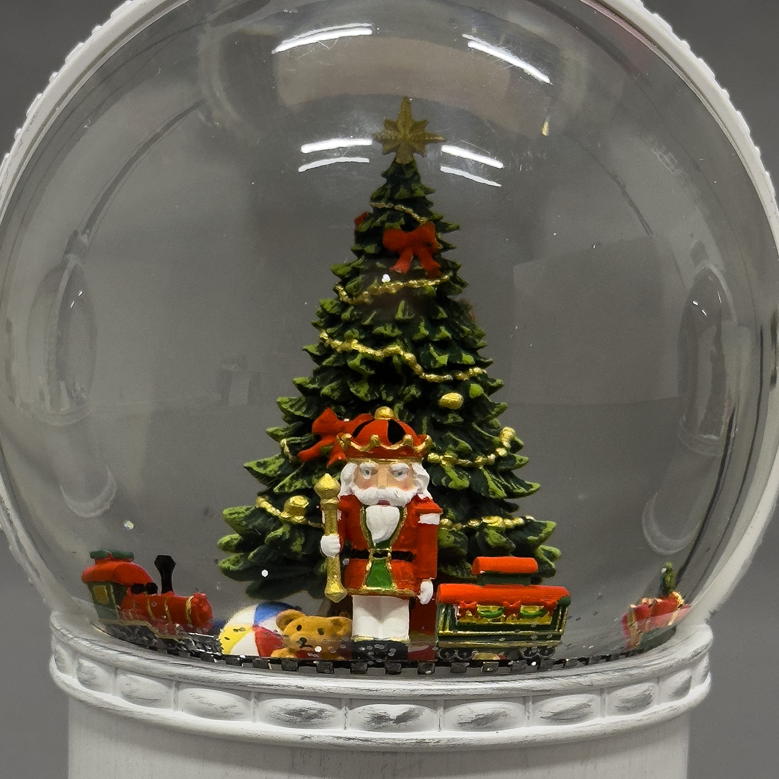 Konstsmide Boule à neige de Noël avec minuteur, décorations rotatives, alimentation USB ou batterie, casse-noisette et jouets scène de Noël