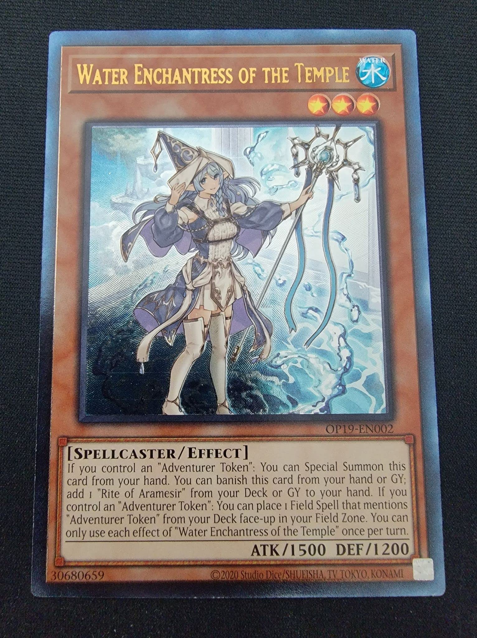 Incantatrice dell'acqua del tempio - OP19-EN002 - Pacchetto torneo OTS 19 - Ultimate Rare