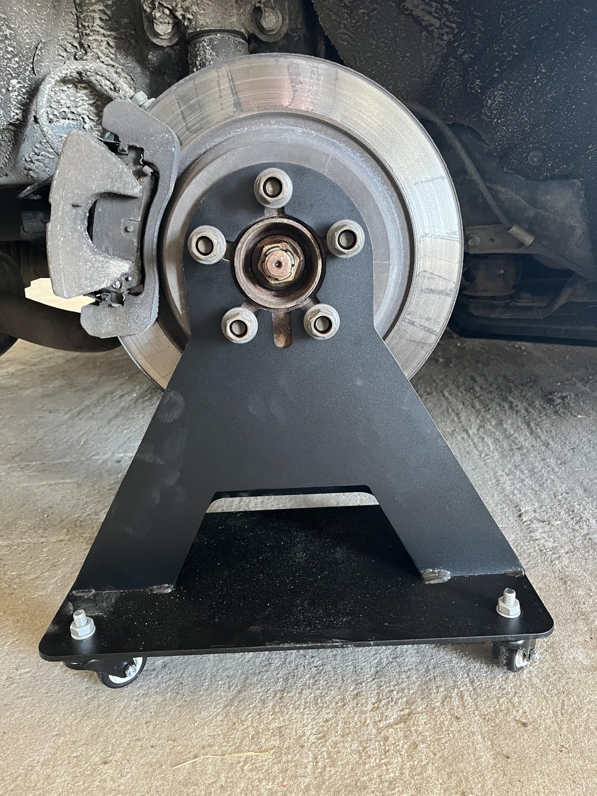 Radnaben‑Stützbock 3500 kg | Für 4‑ & 5‑Loch (87–130 mm) | Für Bremsen, Fahrwerk & Achsvermessung unter Last | Ideal für Lackierbetriebe & Felgenreparatur | Für Sammlerfahrzeuge