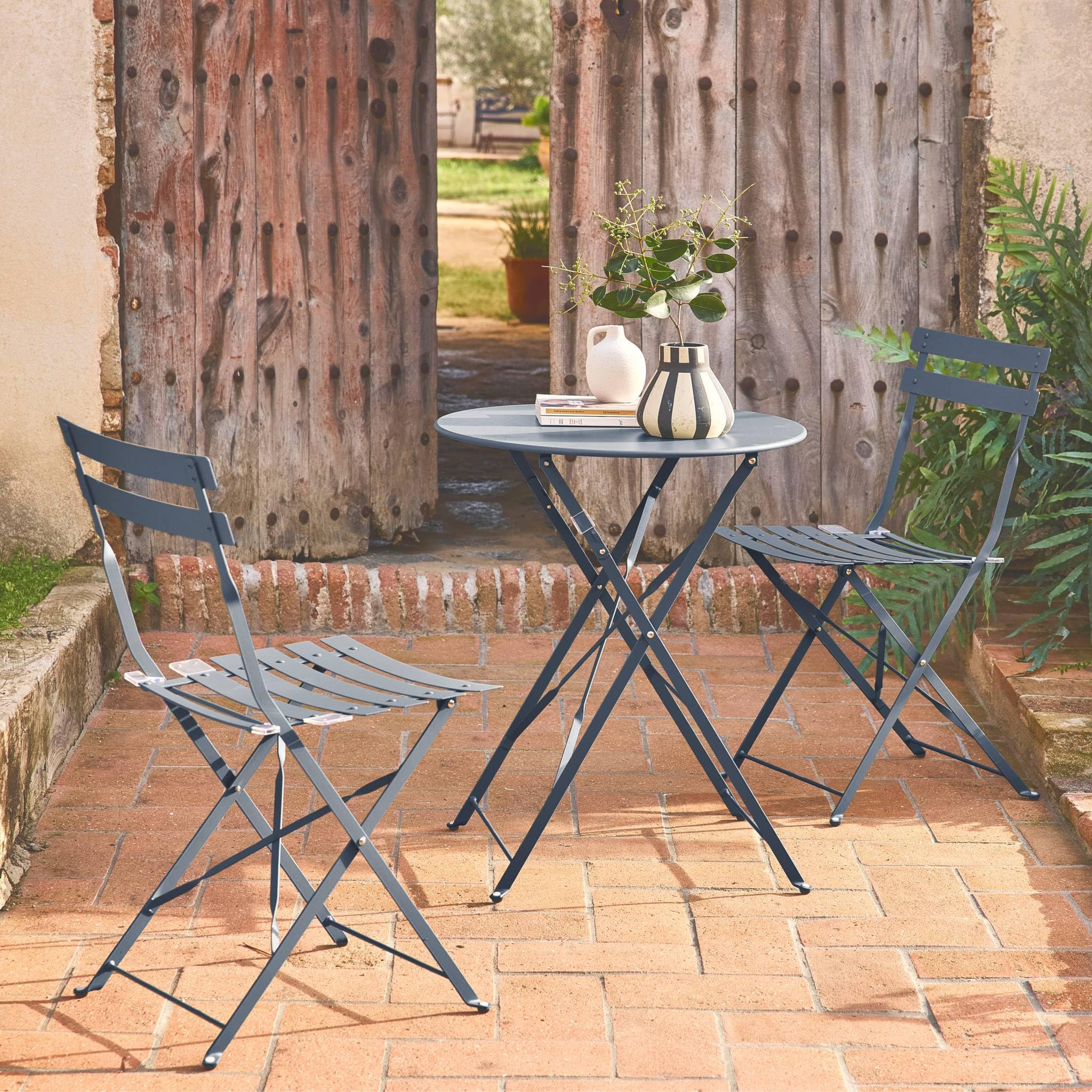 Alice's Garden sweeek - Table de Jardin bistrot Pliante métal + 2 assises Bleu grisé Ø60 x 70cm. Acier thermolaqué