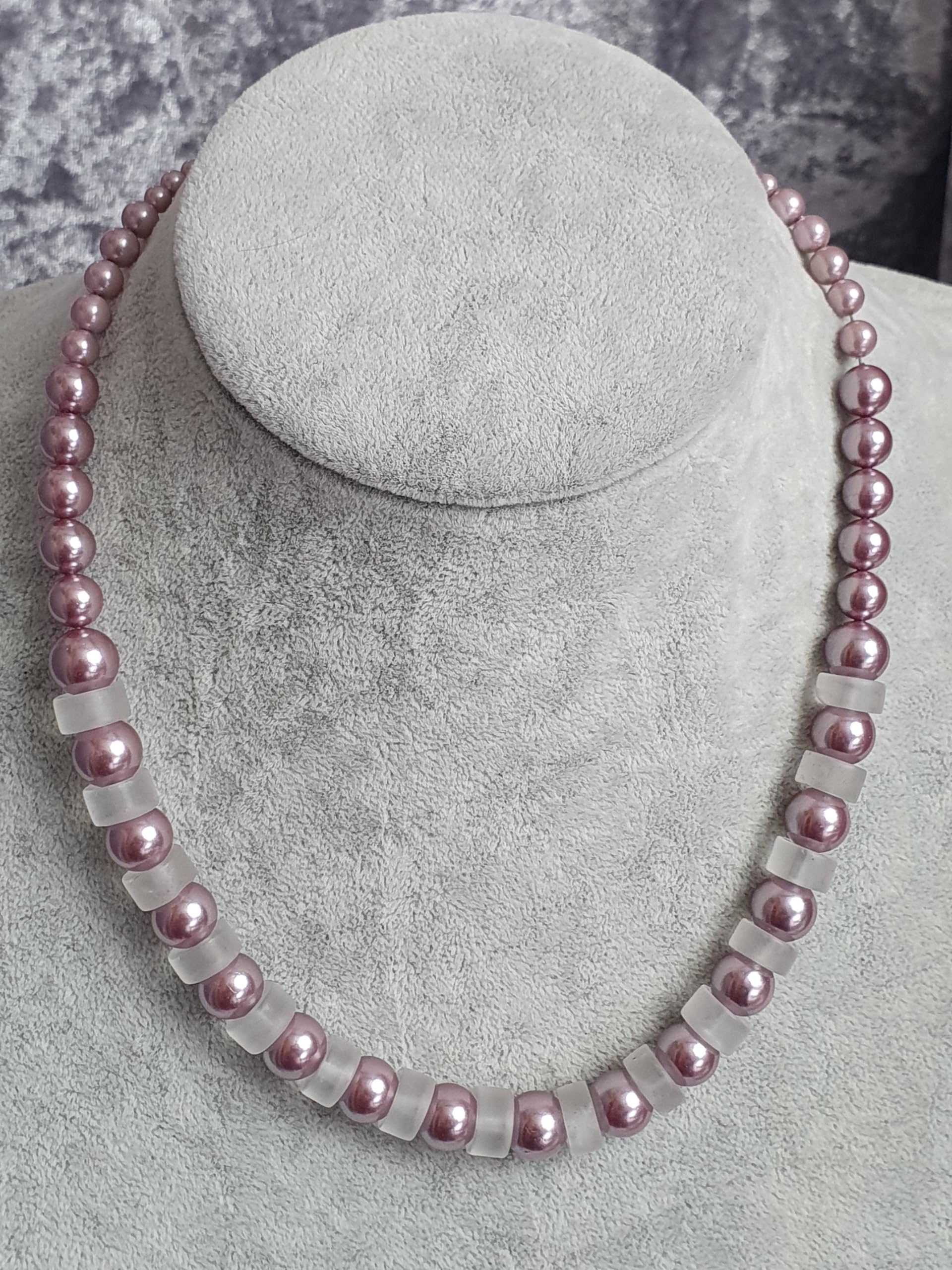 Generisch IohanaSchmuck Collier aus Edelsteinen, Bergkristall-Halskette mit Muschelkernperlen altrose und Silberelementen, handmade in Munich, handgemacht