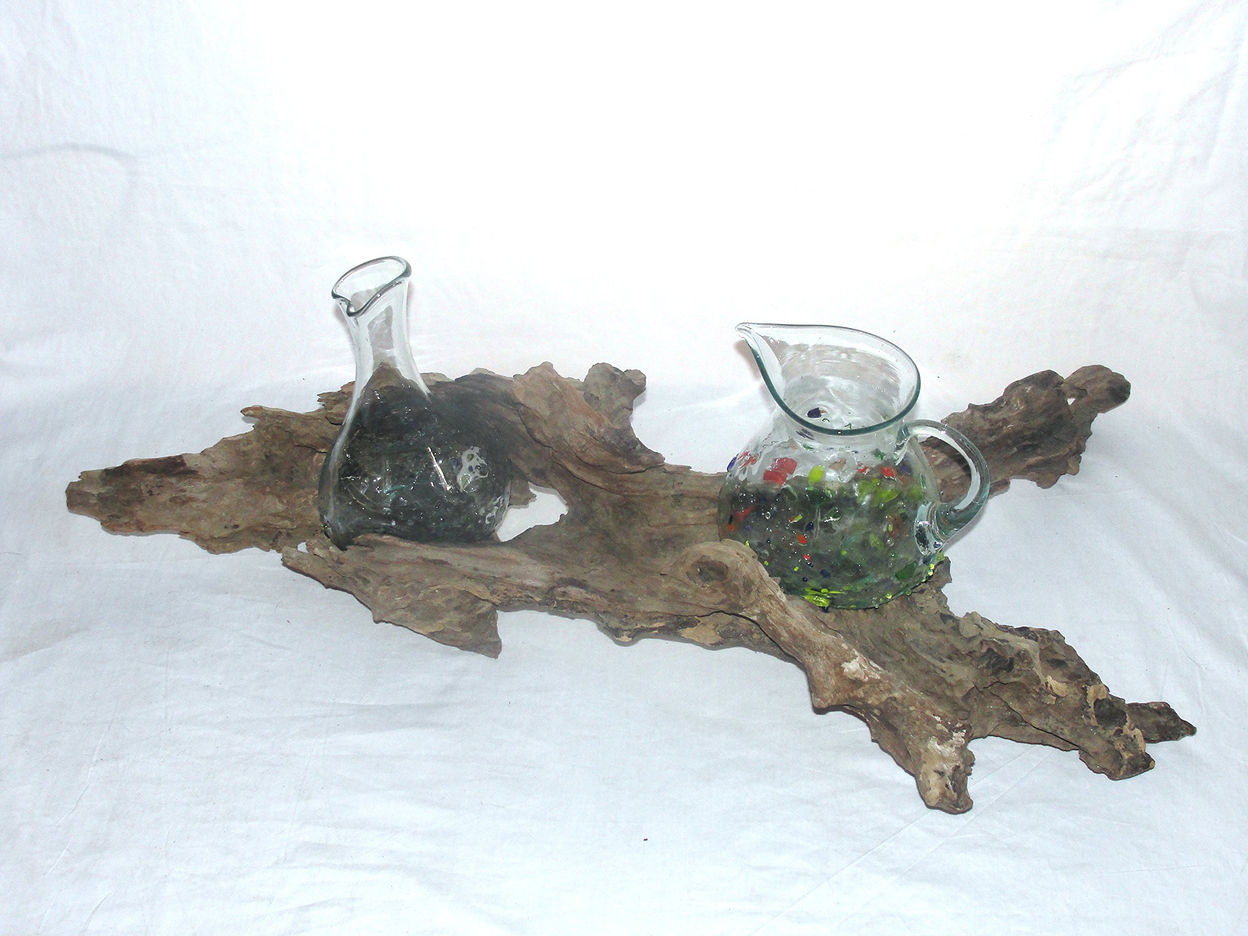 SAWA Komposition von Glaskaraffe und Krug auf Wurzel-Holz/Treib-Holz, Maße ca.: H 31 cm, B 90 cm, individuell aus Recycling Materialeien gefertigt
