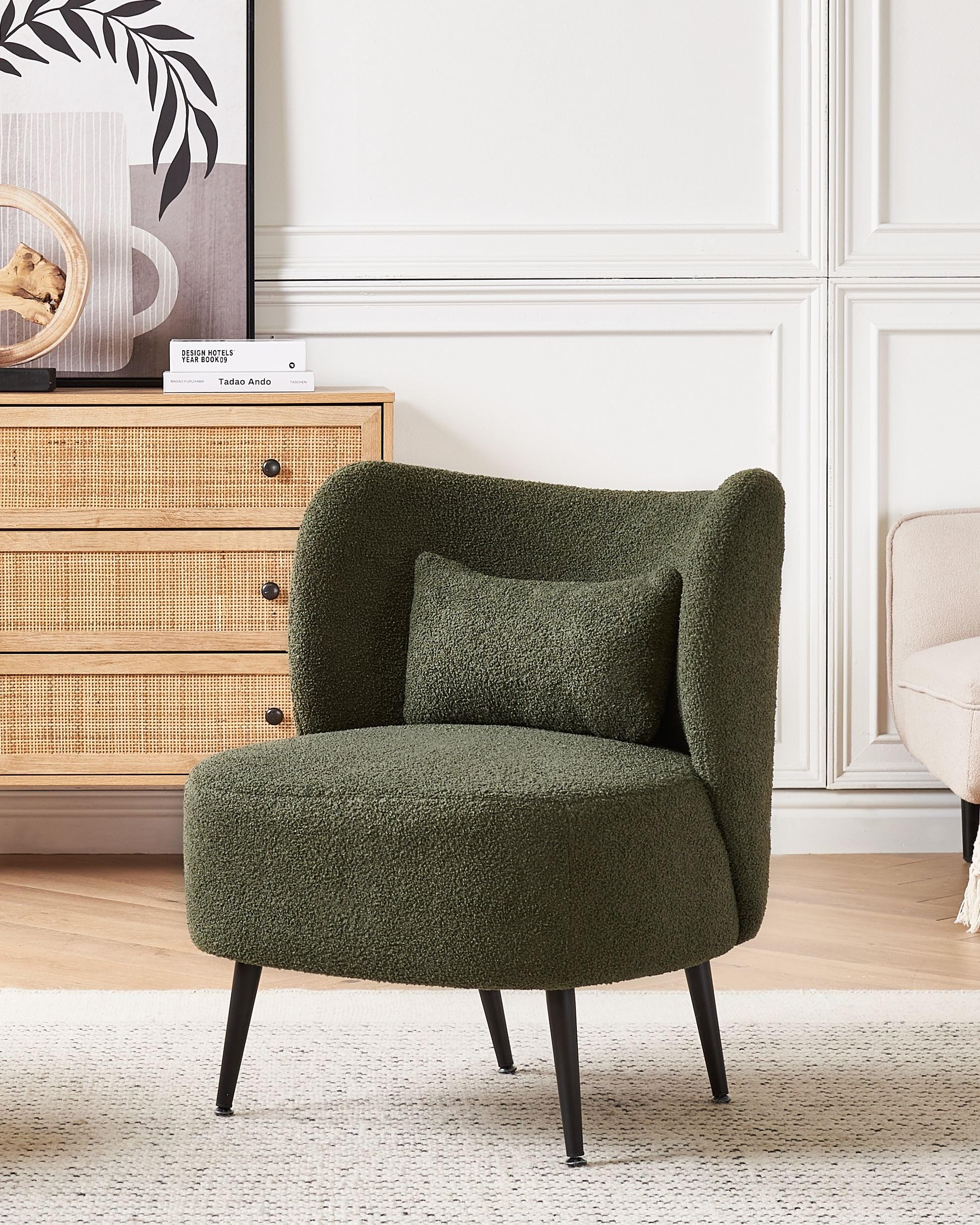Beliani Wohnzimmer Sessel Gebogene Rückenlehne Glam Design Boucle Polsterung Schwarze Beine Dunkelgrün Otsby