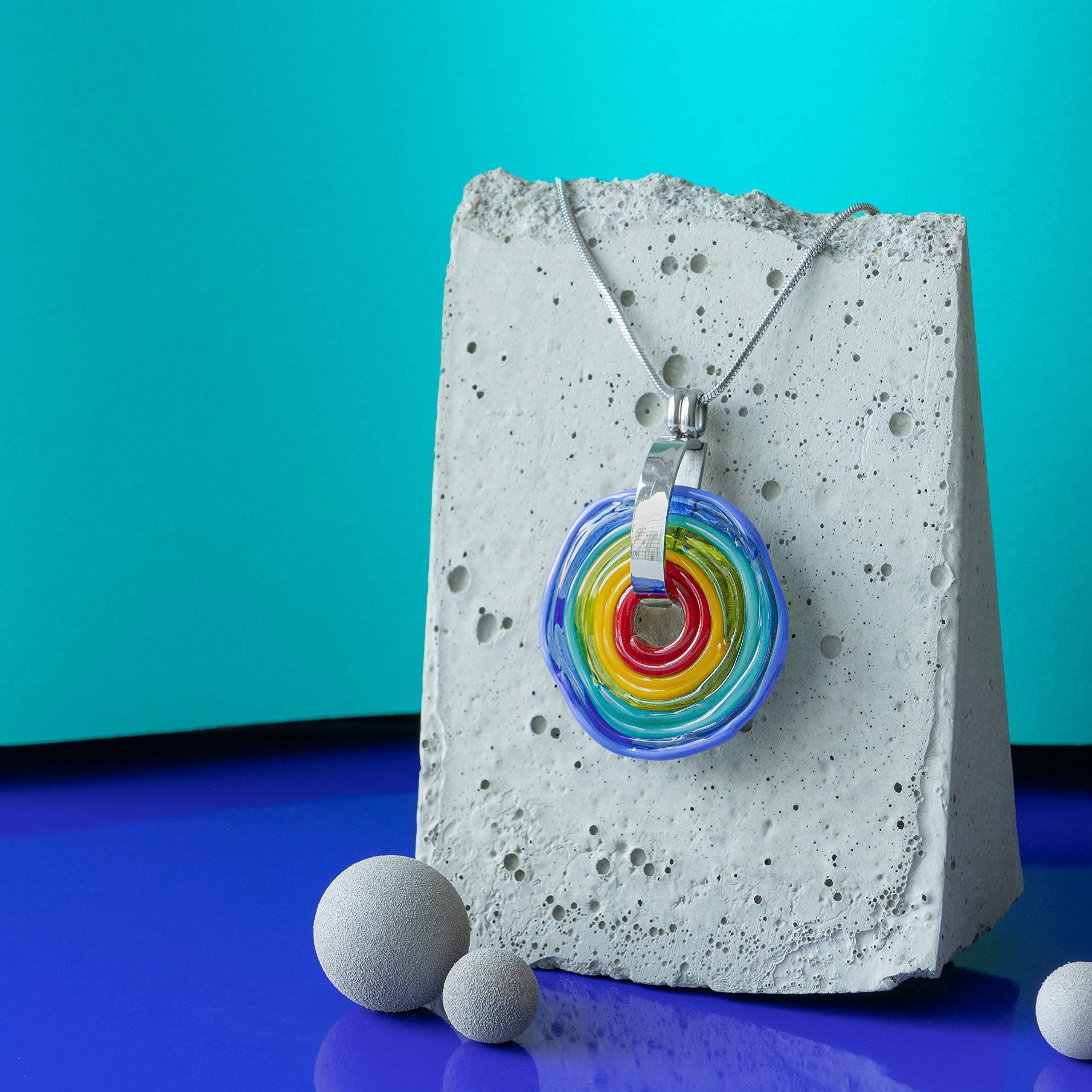 Elegante Kette mit einzigartigem Schmuckanhänger aus Murano-Glas/Unikat handmade/Personalisiertes Geschenk für Sie zum Jahrestag Geburtstag Muttertag (Regenbogen innen rot)