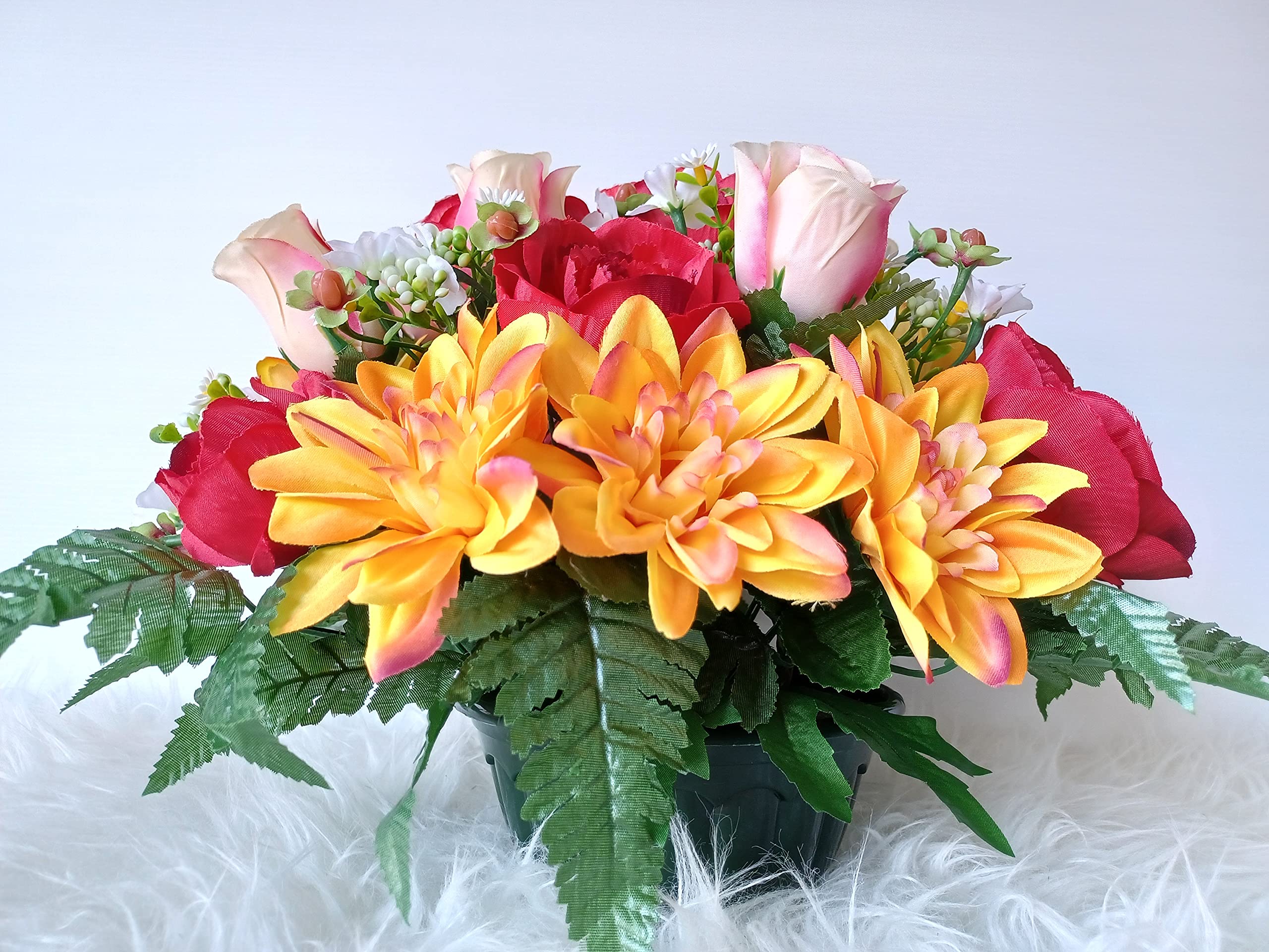 Roselynexpress Composition de Fleurs Artificielles Lesté Ciment pour Une Parfaite Tenue à L' Extérieur. Réalisé par Nos Soins, Les Fleurs sont Aussi de Très Bonne Qualité.