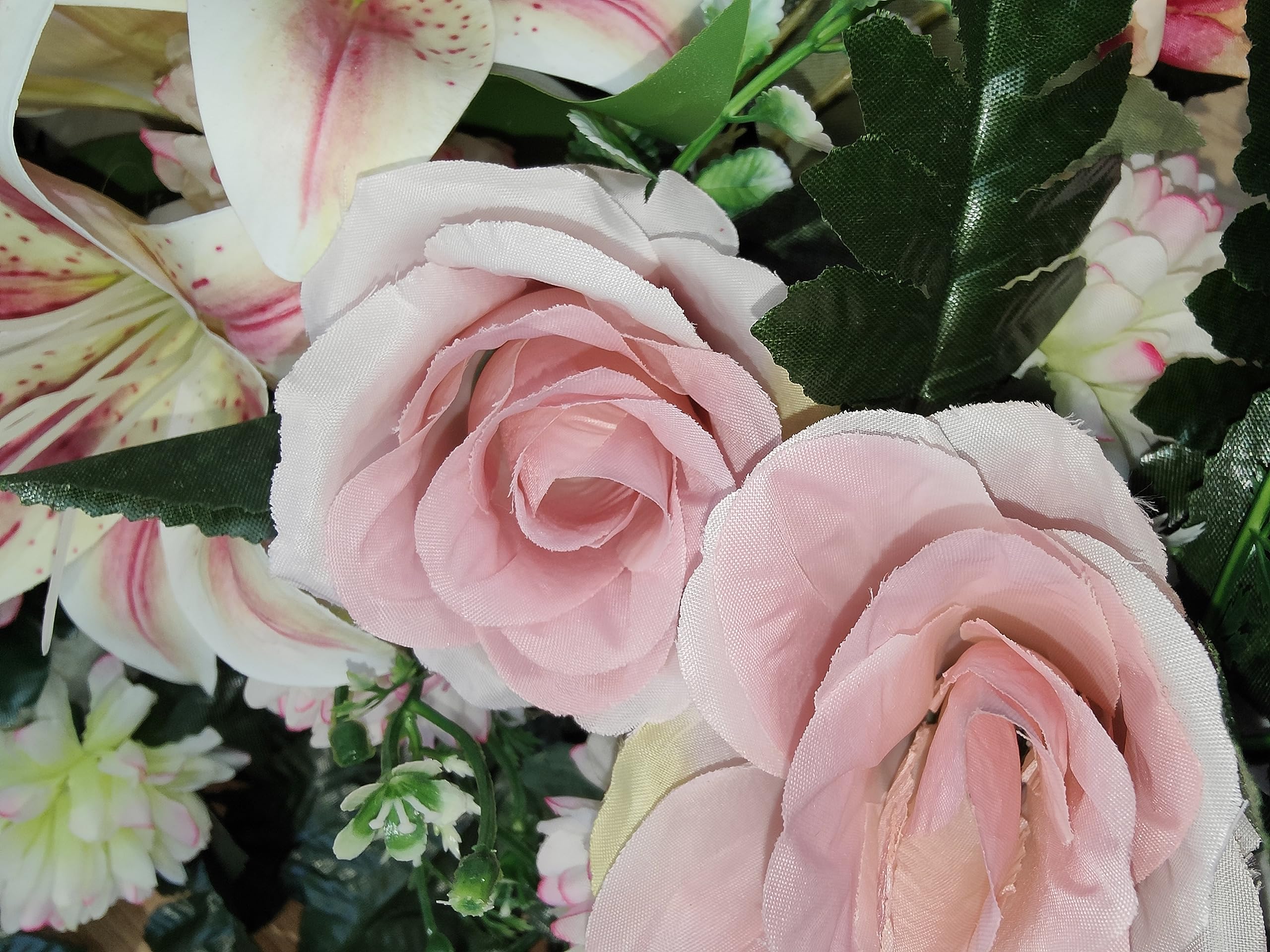 DRW Croix de Fleurs artificielles Roses avec Roses pour cimetière, Saints, églises, anviersaires 95 x 52 x 15 cm