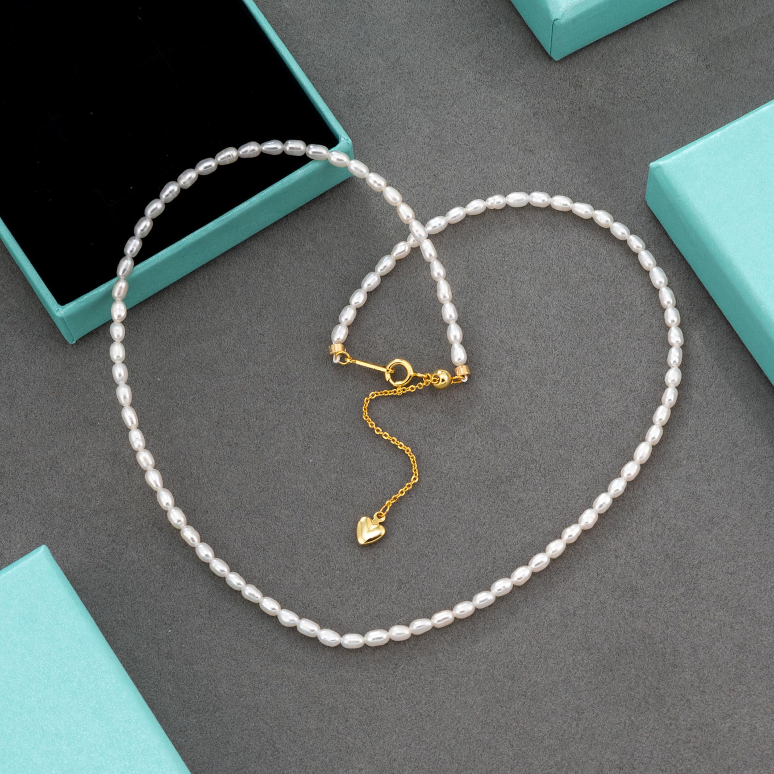 Collana girocollo da donna con piccole perle d'acqua dolce | Perline bianche da 2-4 mm, chiusura placcata in oro 18 carati, regolabile da 40,6 cm con catena da 5,1 cm