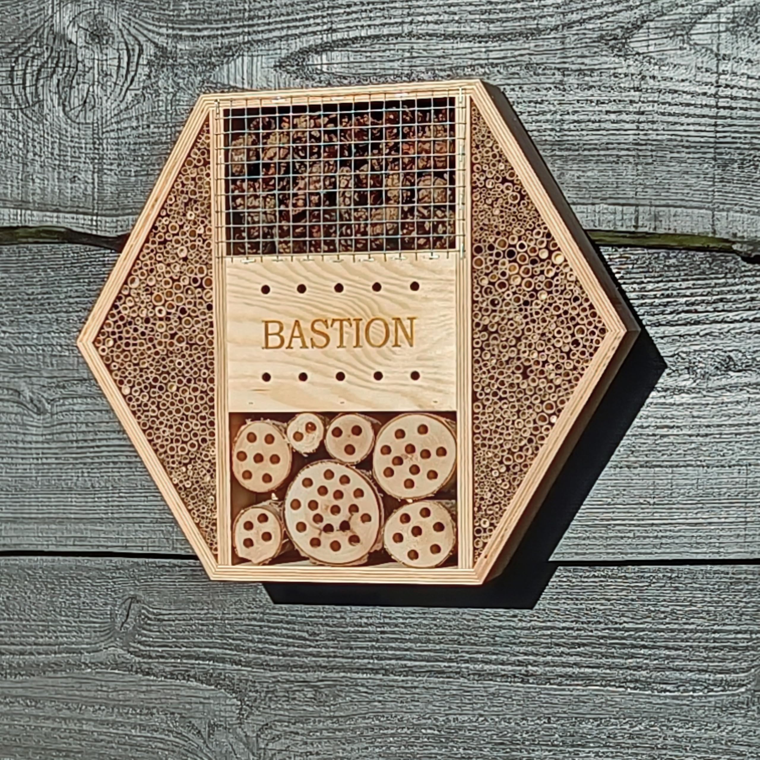 Dokkodo Insektenhotel Bastion XL – Bienenhotel aus europäischem Holz – 46,5 × 8 × 40 cm – Wetterfest & handgefertigt – Für Wildbienen im Garten