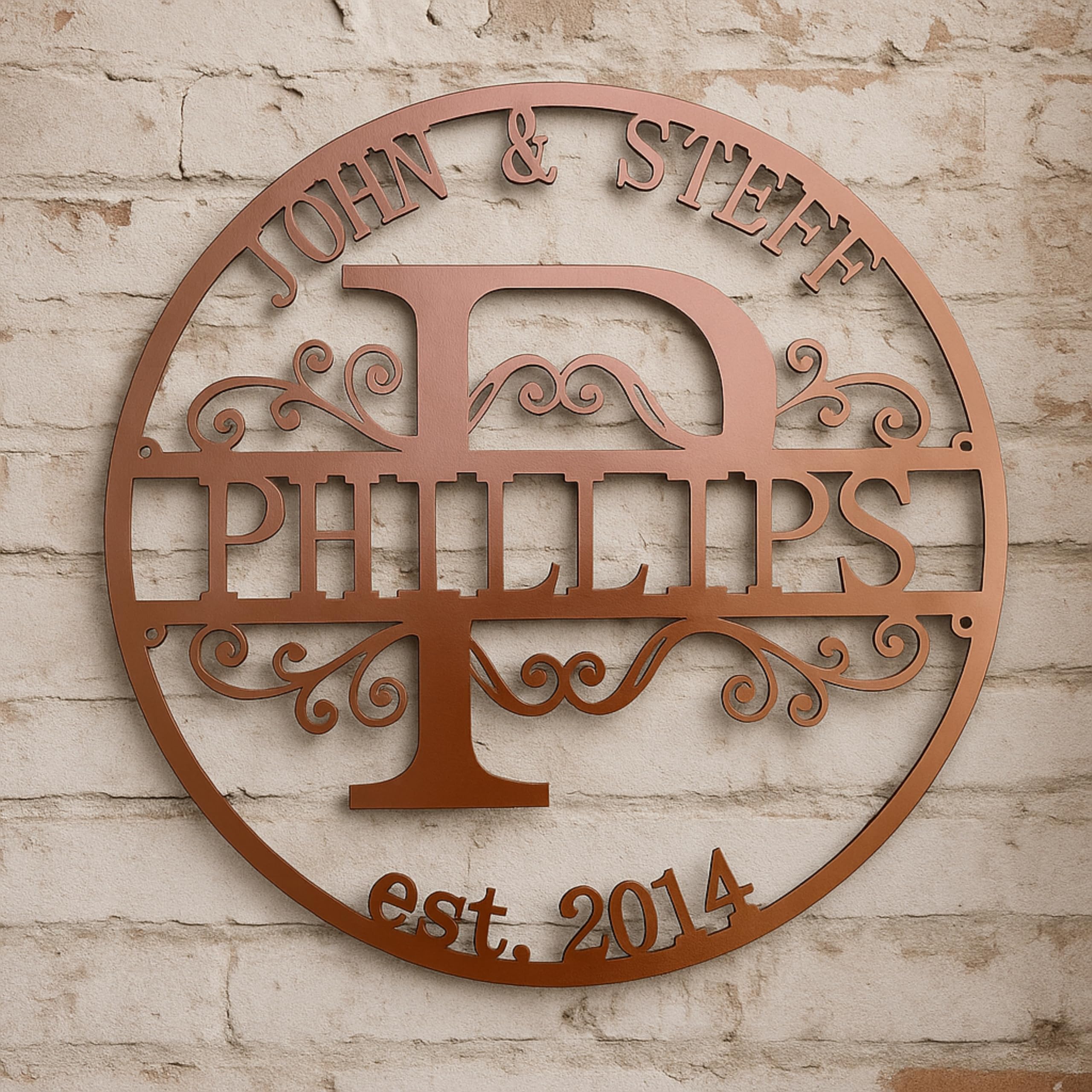 FranJohnsonHouse Personalisiertes Familienschild aus Metall mit Monogramm | Rundes Namensschild in Kupferoptik mit Familiennamen, Vornamen und Jahr, als Geschenk für Hochzeit oder Einzug