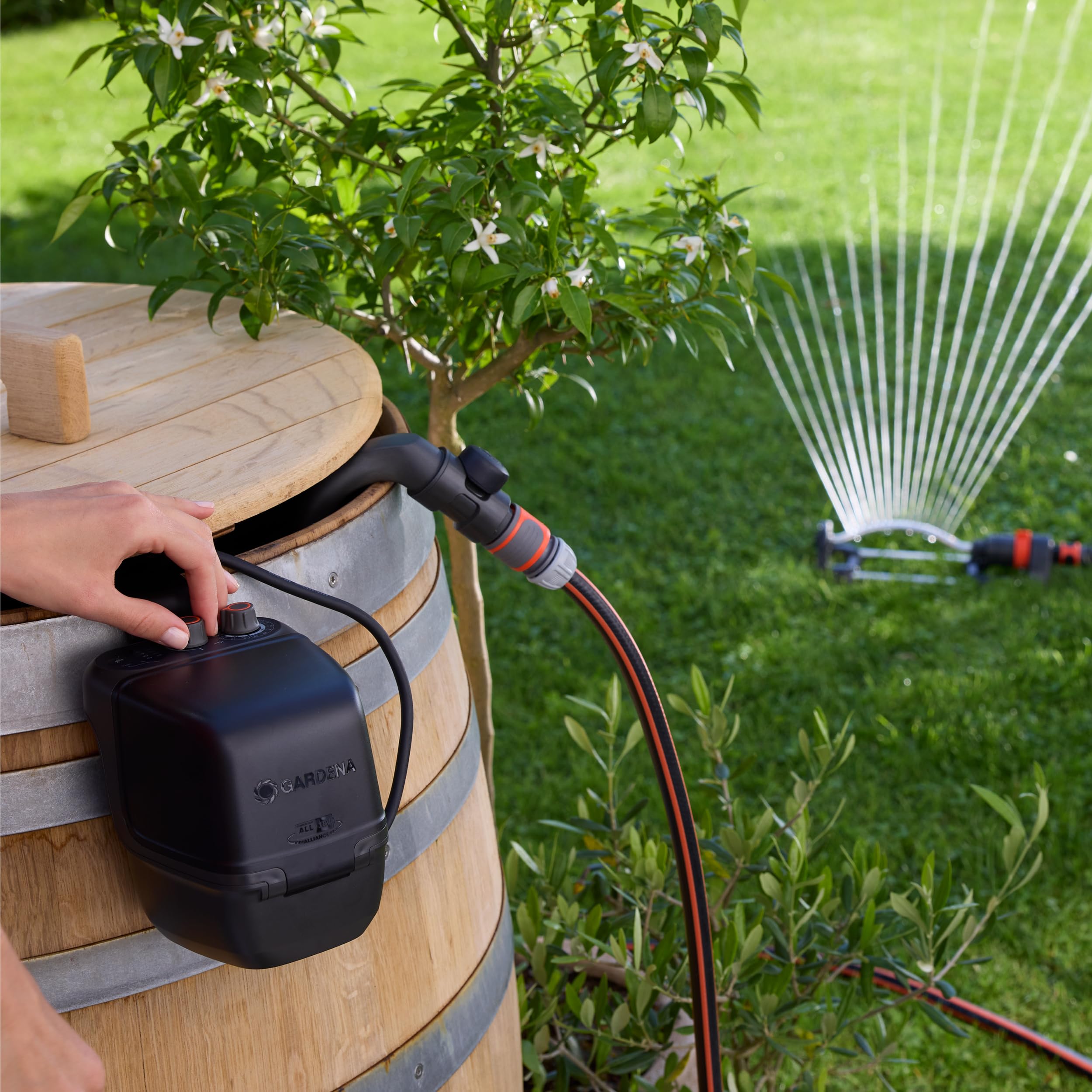 Gardena Pompa Per Cisterna A Batteria 2400 Comfort Automatic 18V P4A Solo: Pompa per acqua automatica, Programmazione dell'irrigazione, Funzione timer, Pressione costante, Senza fili (14605-55)