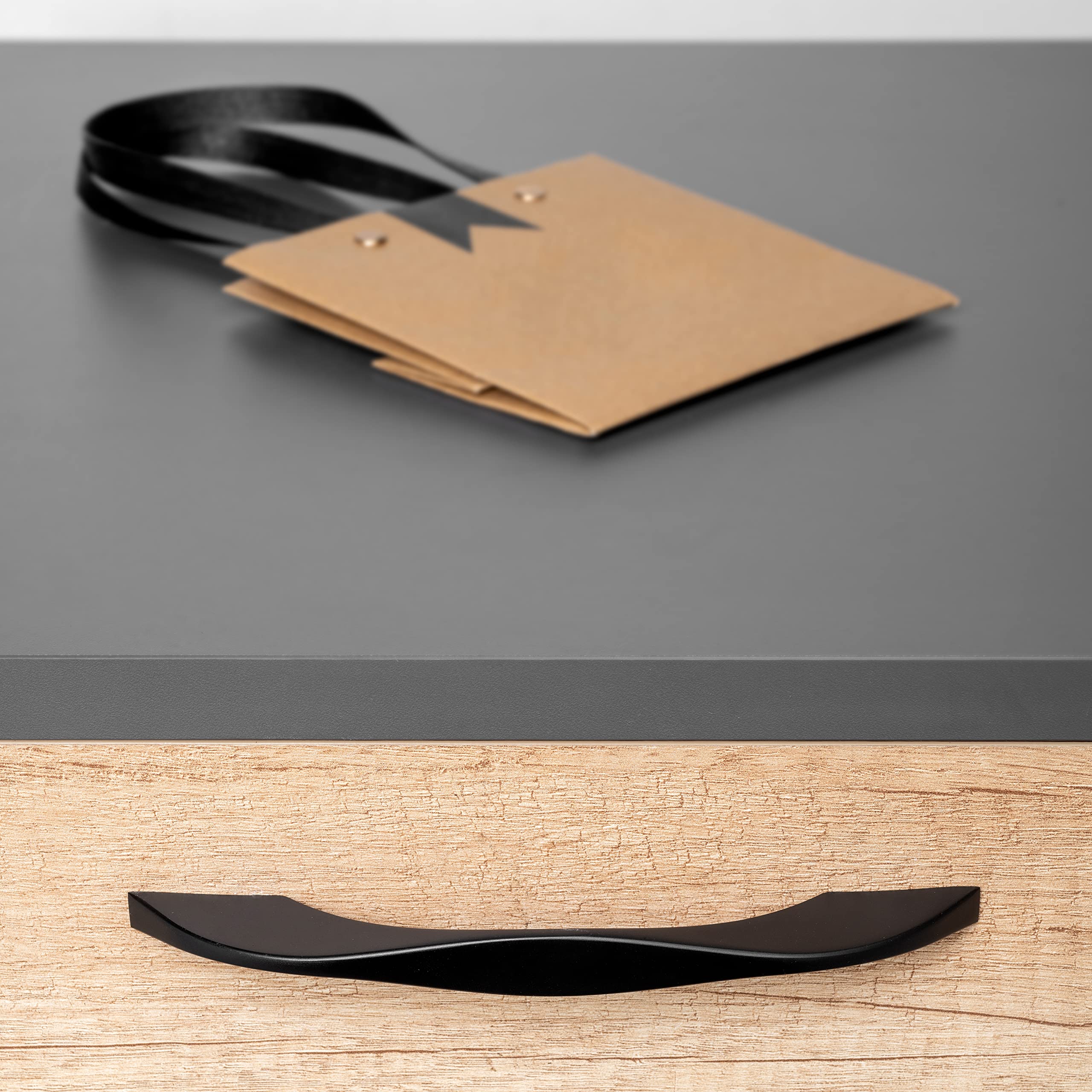 EMUCA - Tirador para mueble Varna, intereje 160 mm, L181 mm, Pintado negro, Zamak, 8 ud.