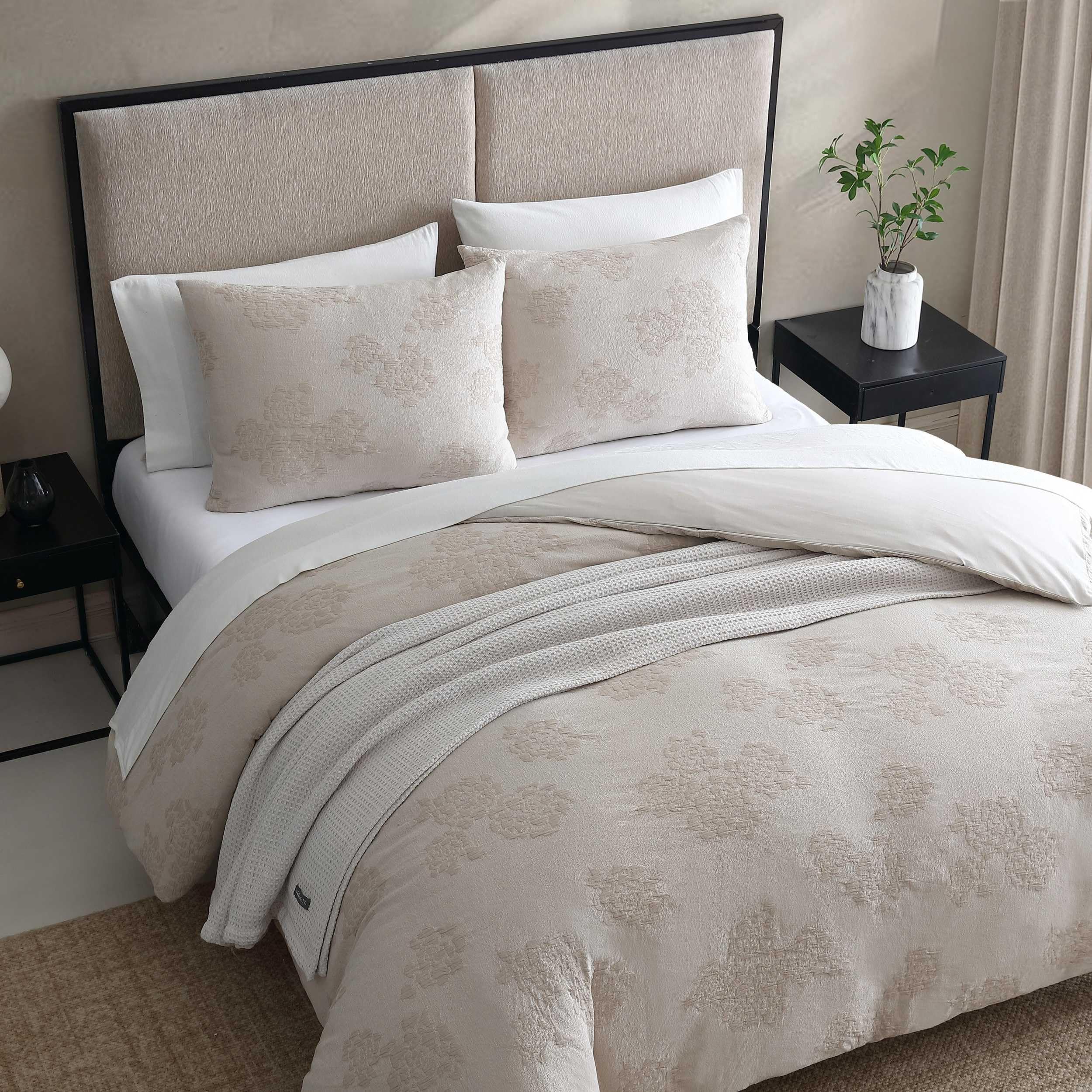 Vera Wang - Comforter Set, Luxurious Bedding Set with Matching Shams, Floral Design, Chic Room Essentials (Roses Beige, Queen)
