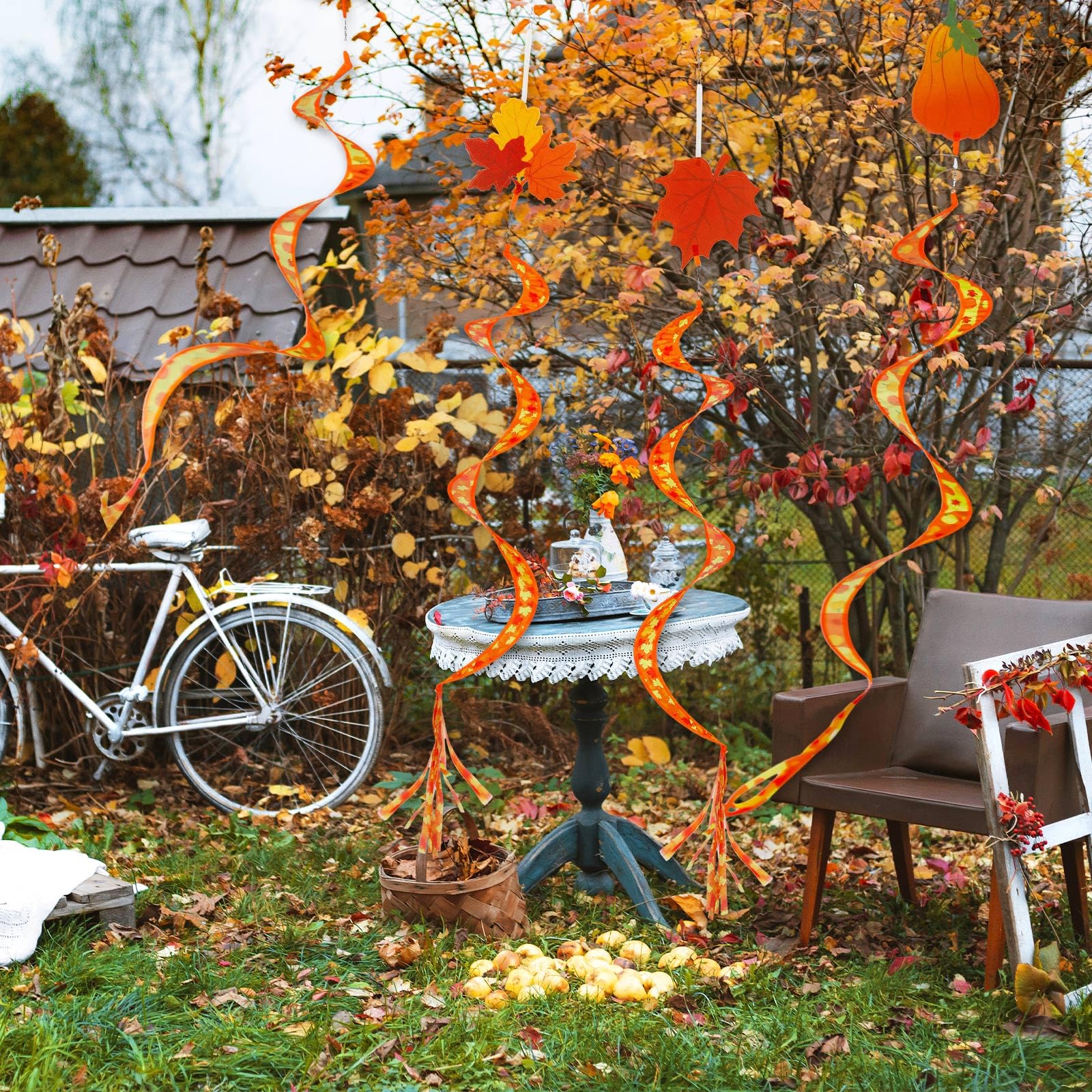 Beeveer Lot de 4 filets à vent d'automne à suspendre en nylon pour l'automne et l'extérieur - 145 cm - Manche à air en forme de feuille d'érable - Citrouille - Décorations d'automne et de Thanksgiving