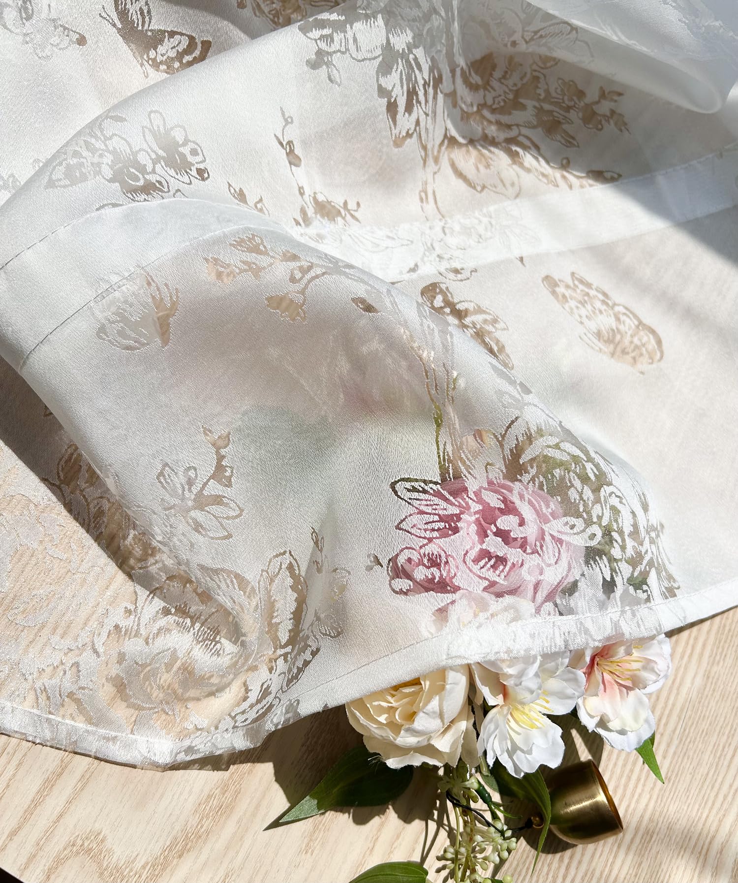 Devola Raffrollo mit Blumenmuster Raffgardine Ausbrenner Rollo Vorhang Küche Fenster Gardinen Landhausstil Gardinen Kurz Halbtransparent HxB 140x140cm Weiß mit Klettband 1 Stück